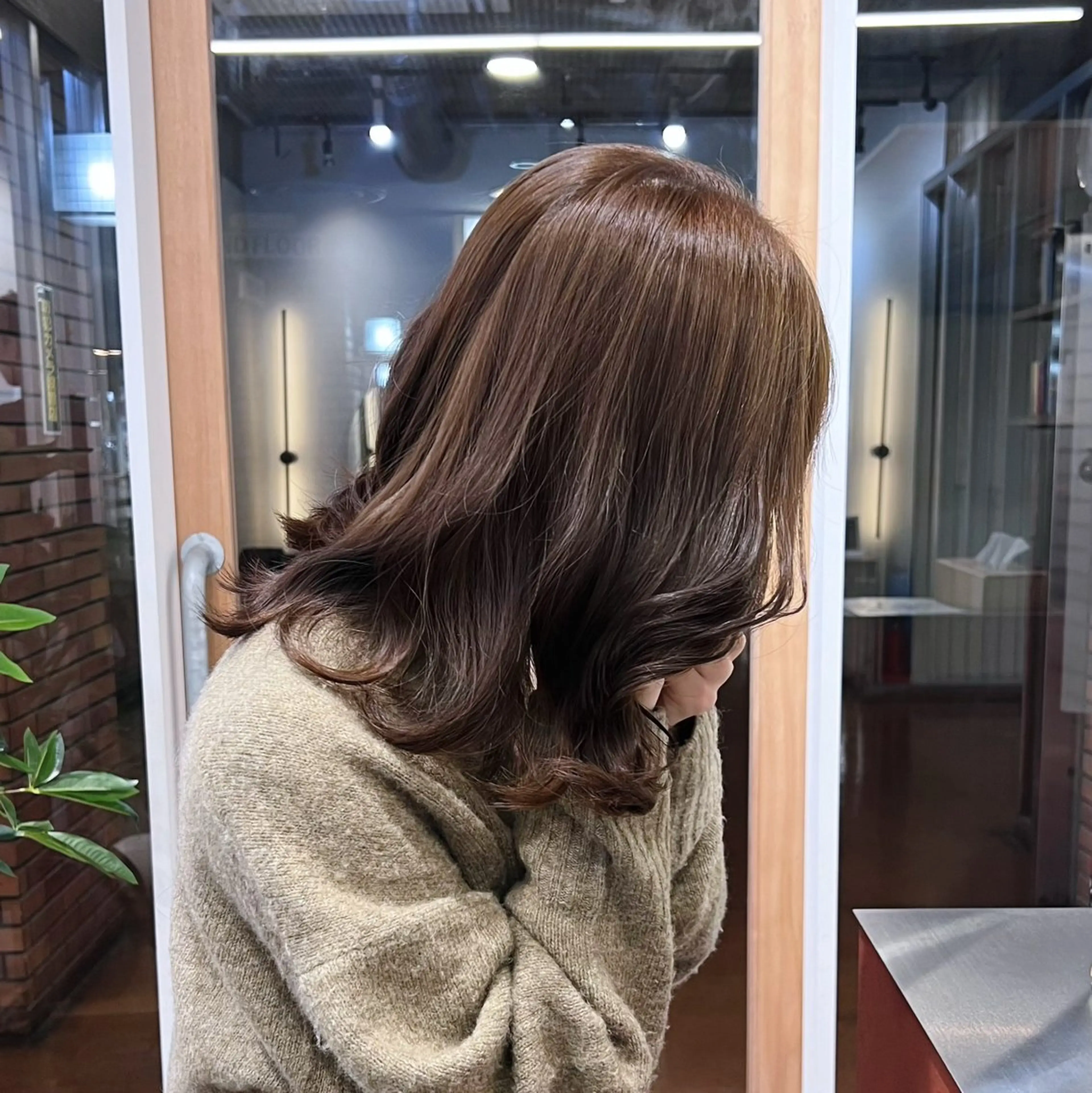 セミロング カラー パーマ アッシュ アッシュグレー アッシュグレージュ ベージュカラー 黒髪 ブリーチなし/ ベージュ/akiraのヘアスタイル