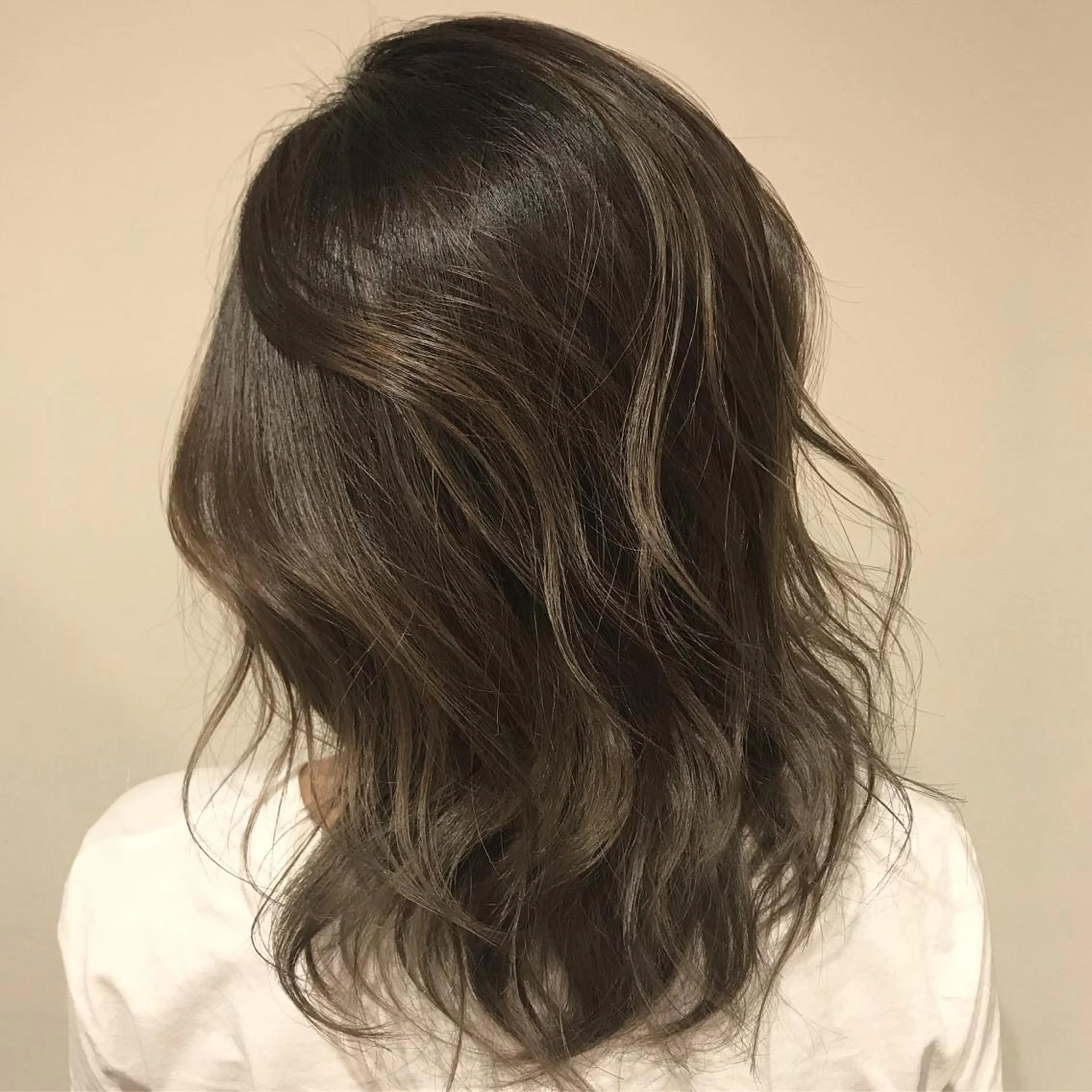 ミディアム カラー アッシュ ベージュカラー グラデーションカラー グレージュ ハイライトカラー AMI Hair  supply所属・髪質改善カラー 韓国風レイヤーのヘアスタイル