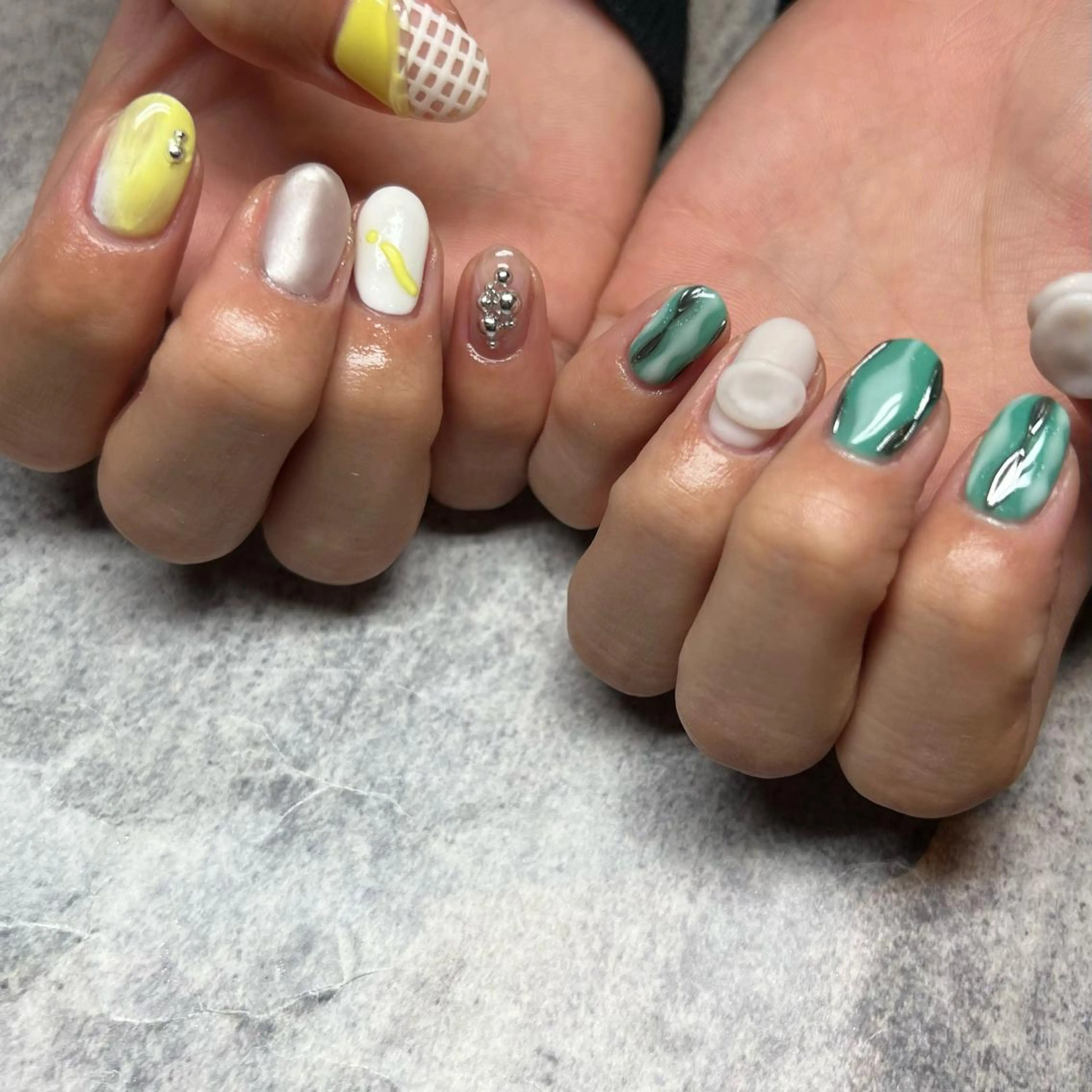 ネイル グリーン 黄色 ハンドネイル 𝐫𝐚𝐢 𝐧𝐚𝐢𝐥のネイルデザイン