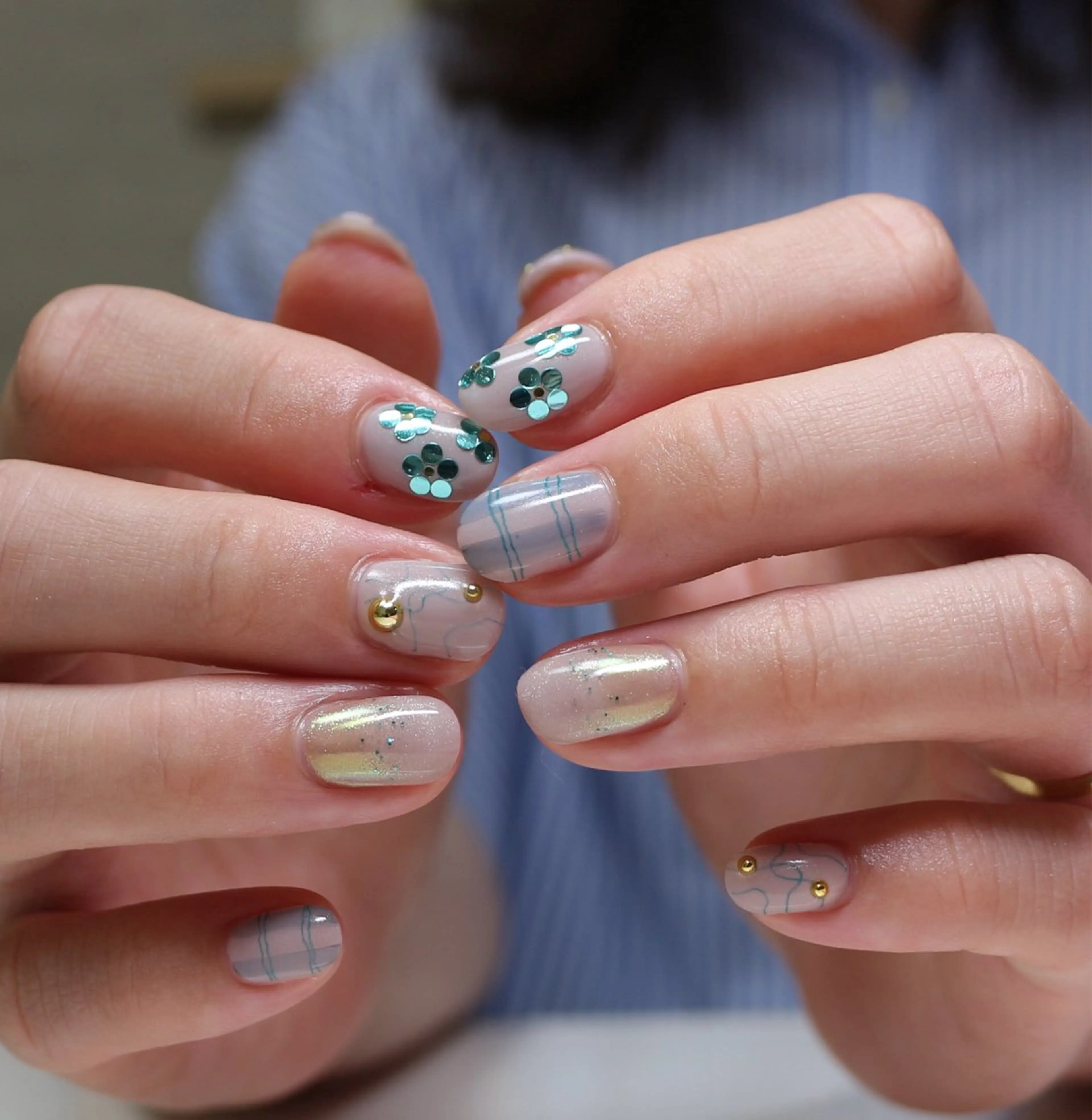 ネイル フラワーネイル グリーン ホログラムネイル 水色 マグネットネイル ハンドネイル Baku Nailsのネイルデザイン