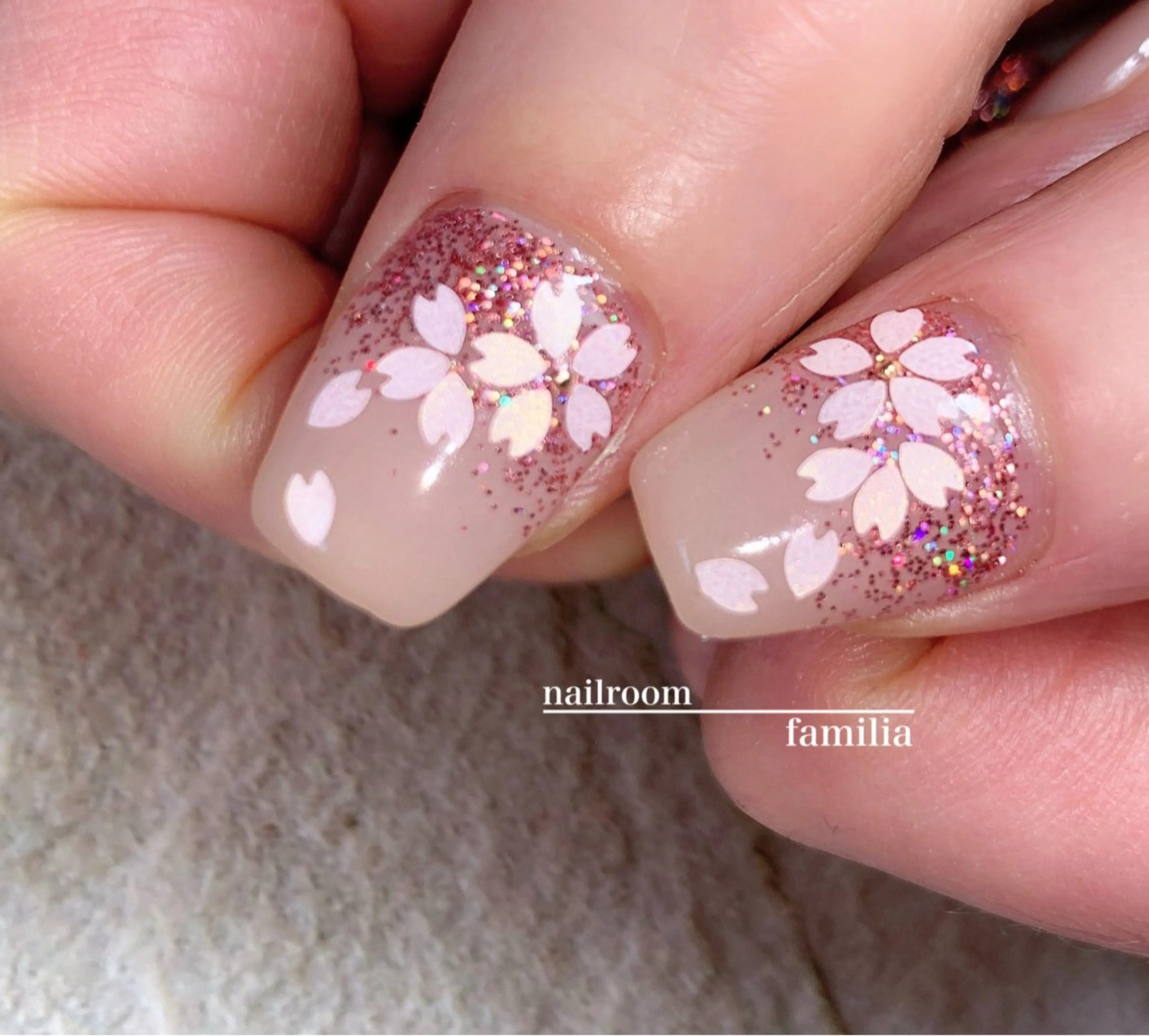 ネイル 桜ネイル ホログラムネイル ハンドネイル -nailroom- familiaのネイルデザイン