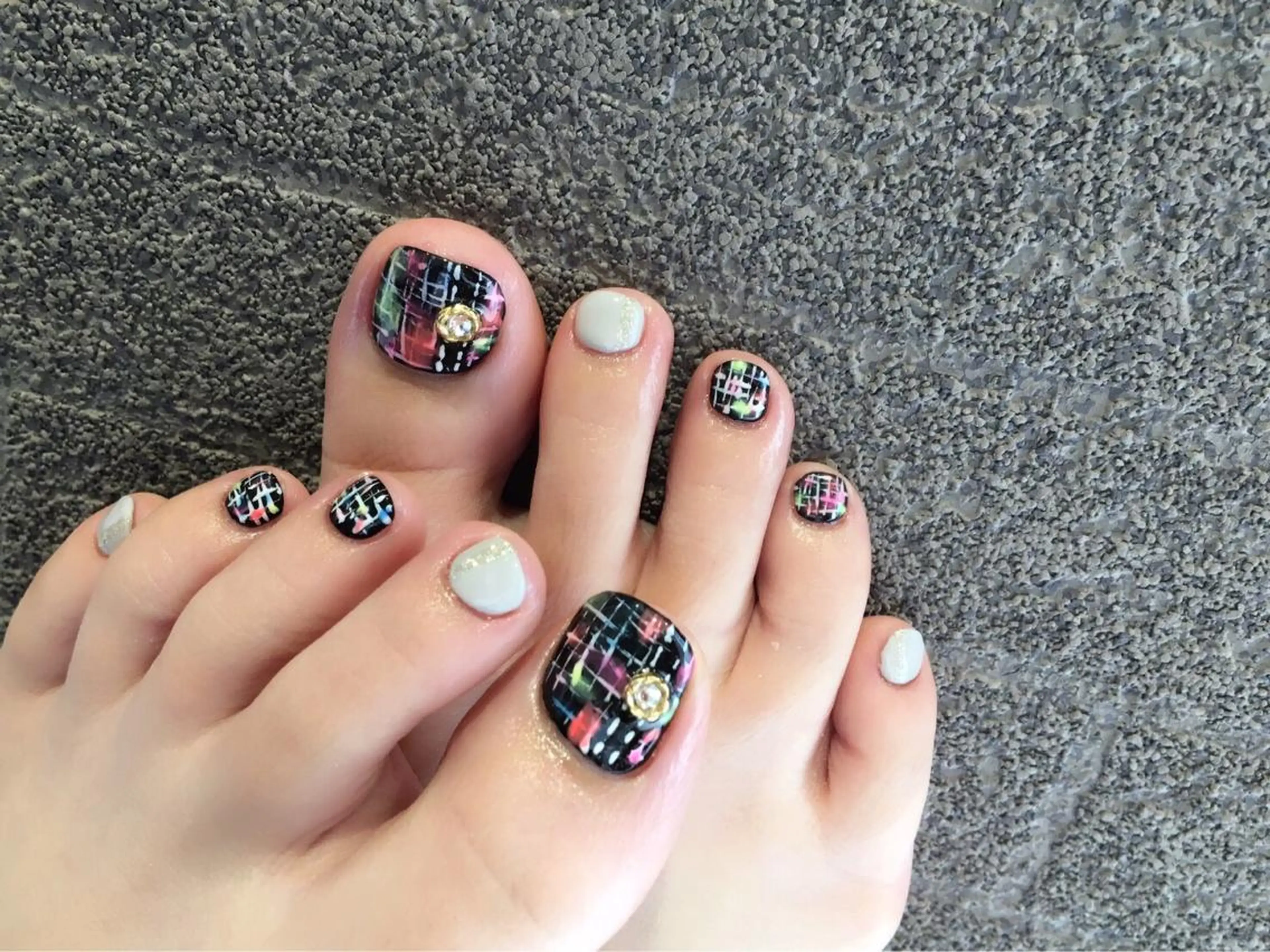 ネイル 赤色 米倉 群のヘアスタイル