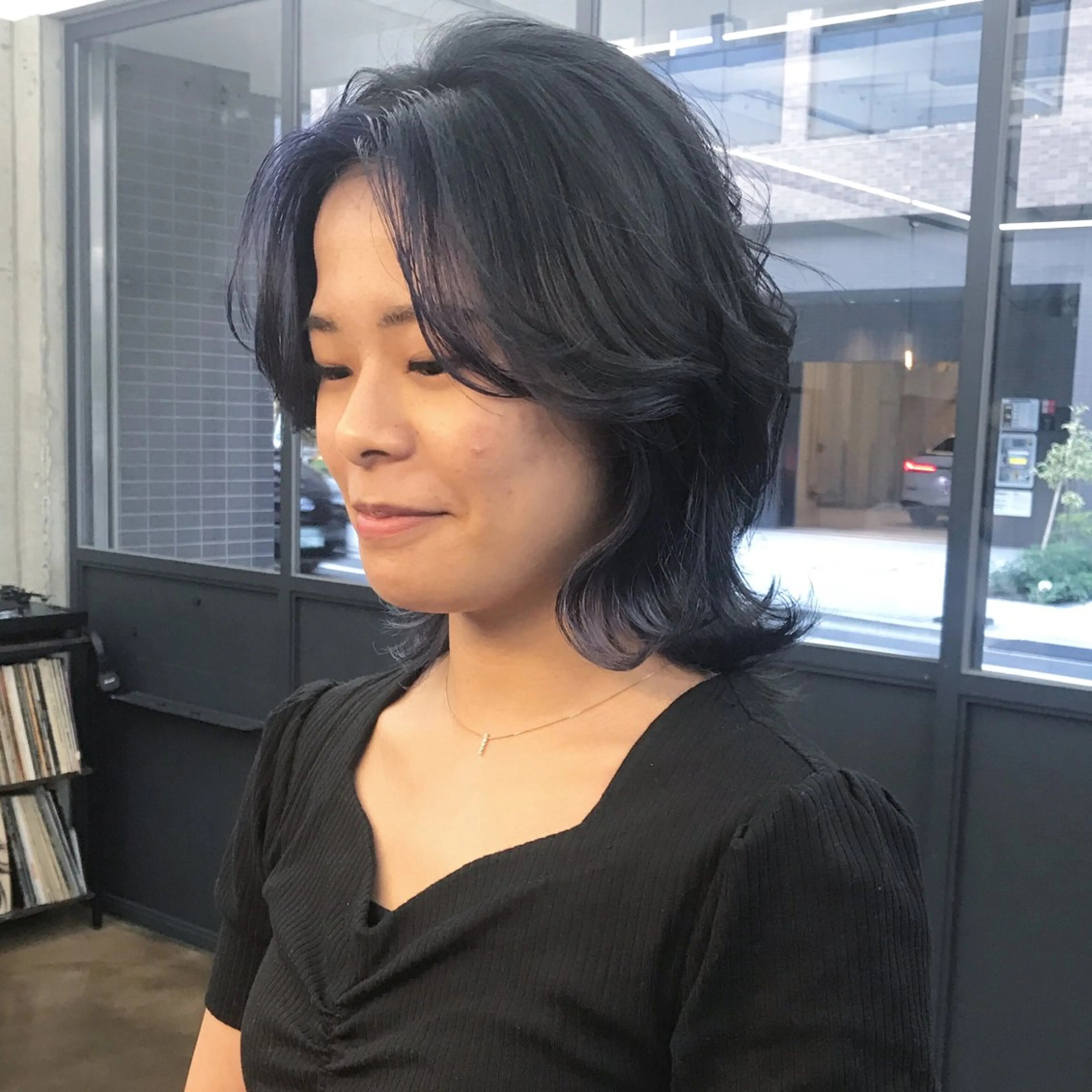 ミディアム カラー ブリーチ ブルーカラー ブルーパープル ケアブリーチ パープルカラー カット ヘアカラー トリートメント ヘアセット ✂︎ウルフ・ショート ✂︎MIKUNIのヘアスタイル