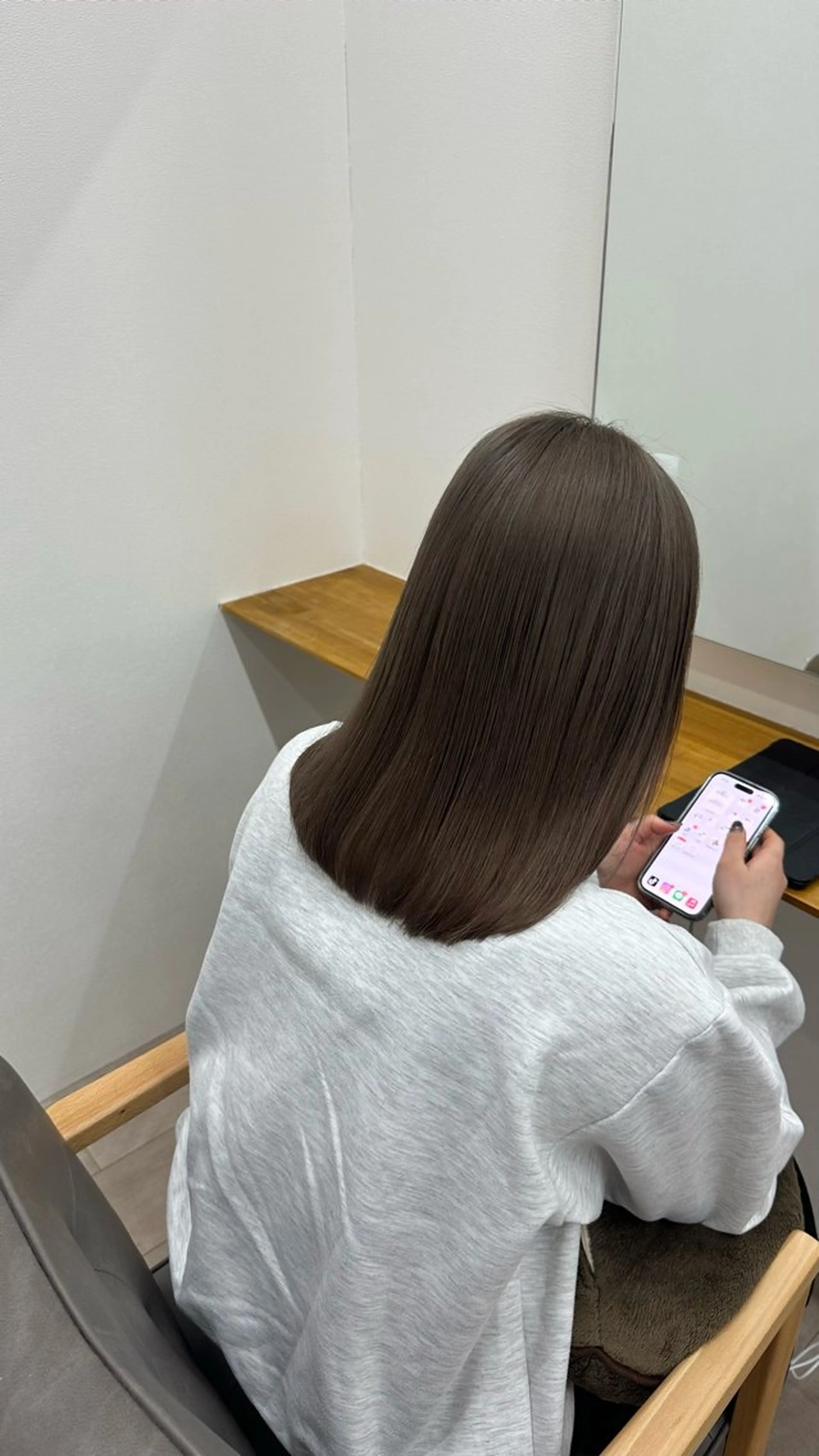 ミディアム カラー ヘアカラー トリートメント 梨菜/ハイトーン /ブリーチカラーのヘアスタイル