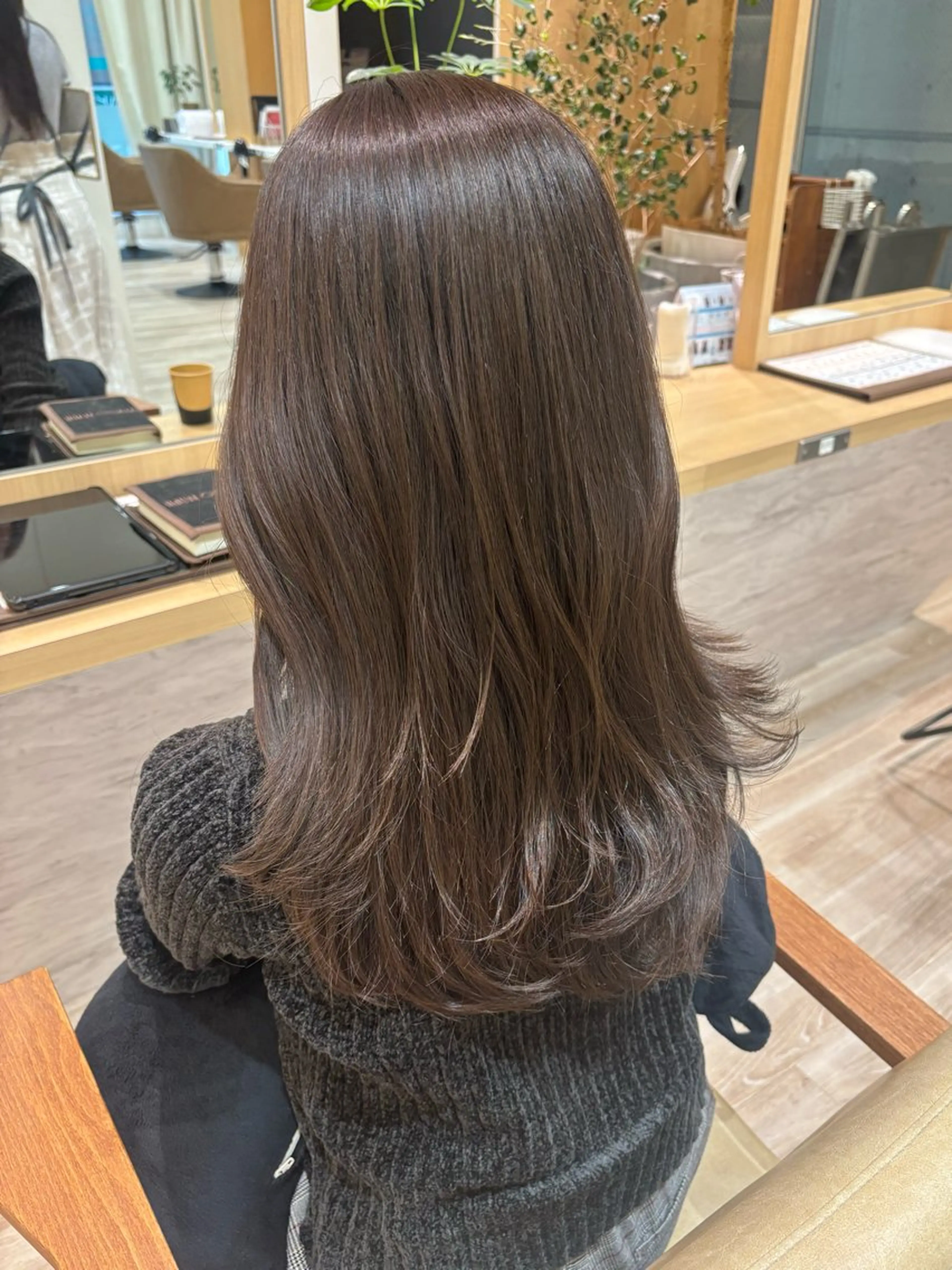 ロング カラー 美髪縮毛矯正 透明感カラー柳澤優名のヘアスタイル