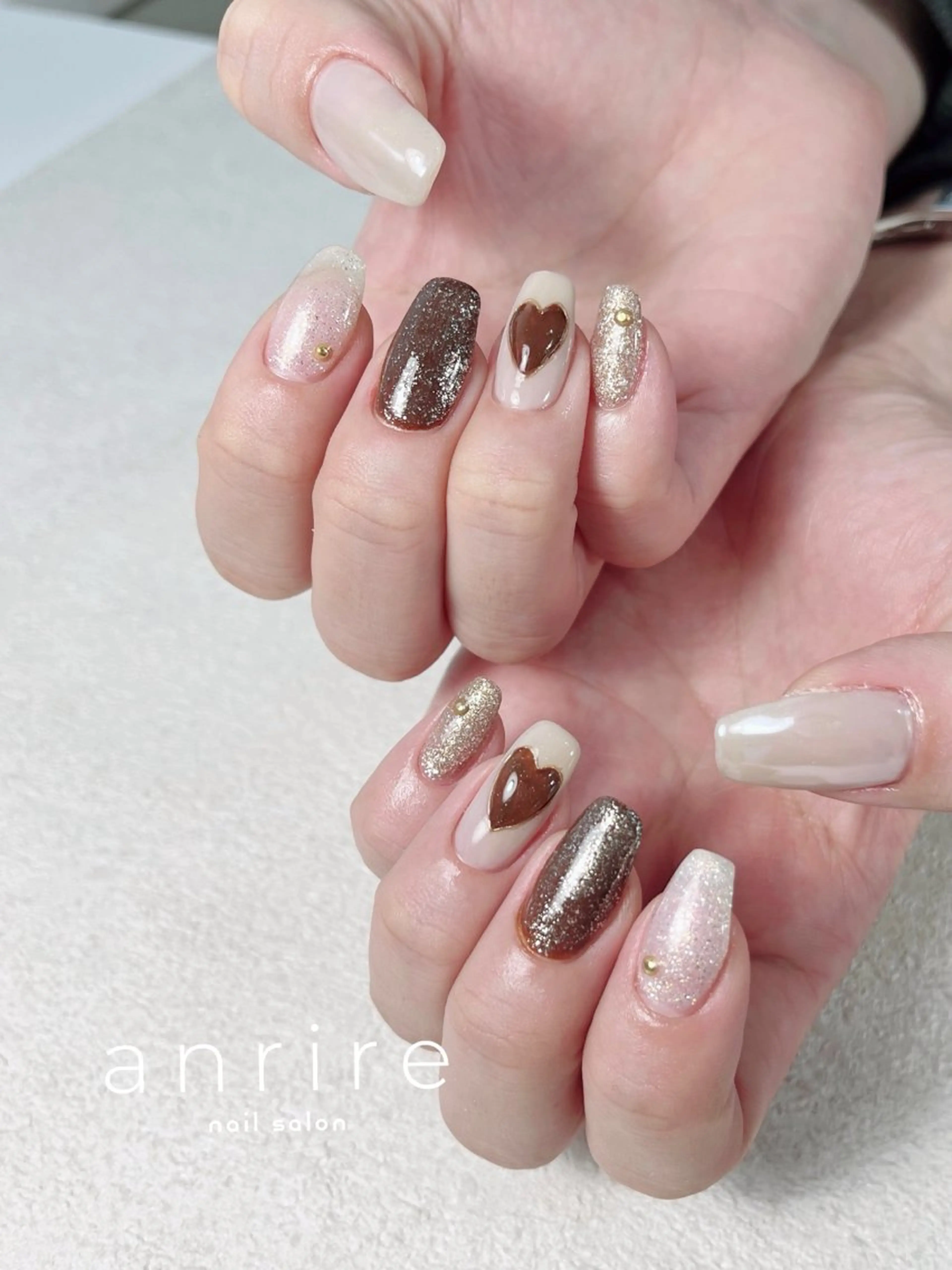 ネイル アートネイル ブラウン ジェルネイル ハート キラキラネイル ハンドネイル nail salon anrire〜アンリール〜所属・nailsalon anrireのネイルデザイン