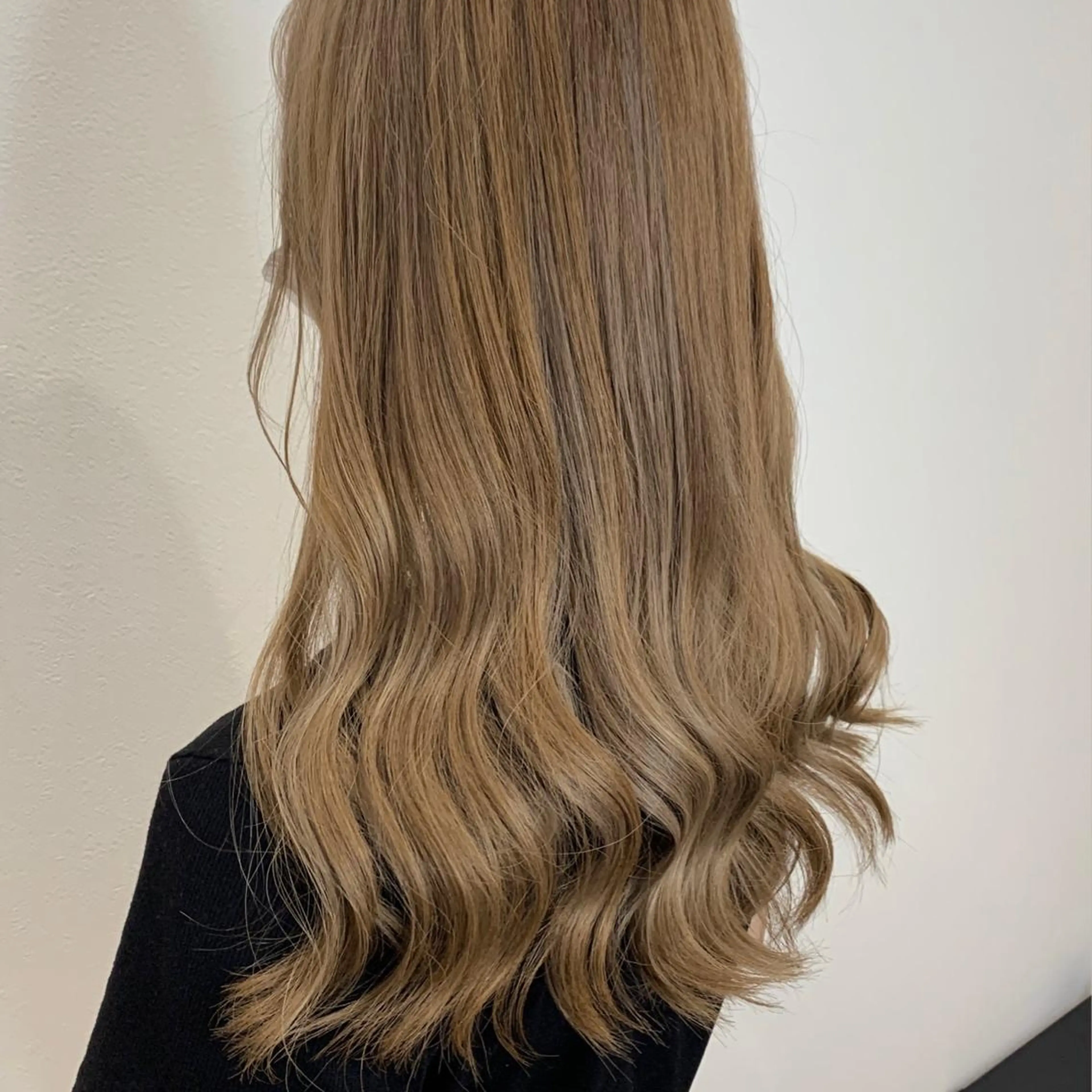 ロング カラー ベージュカラー ダブルカラー ミルクティーベージュ ヘアカラー トリートメント ViVi by freedomのヘアスタイル