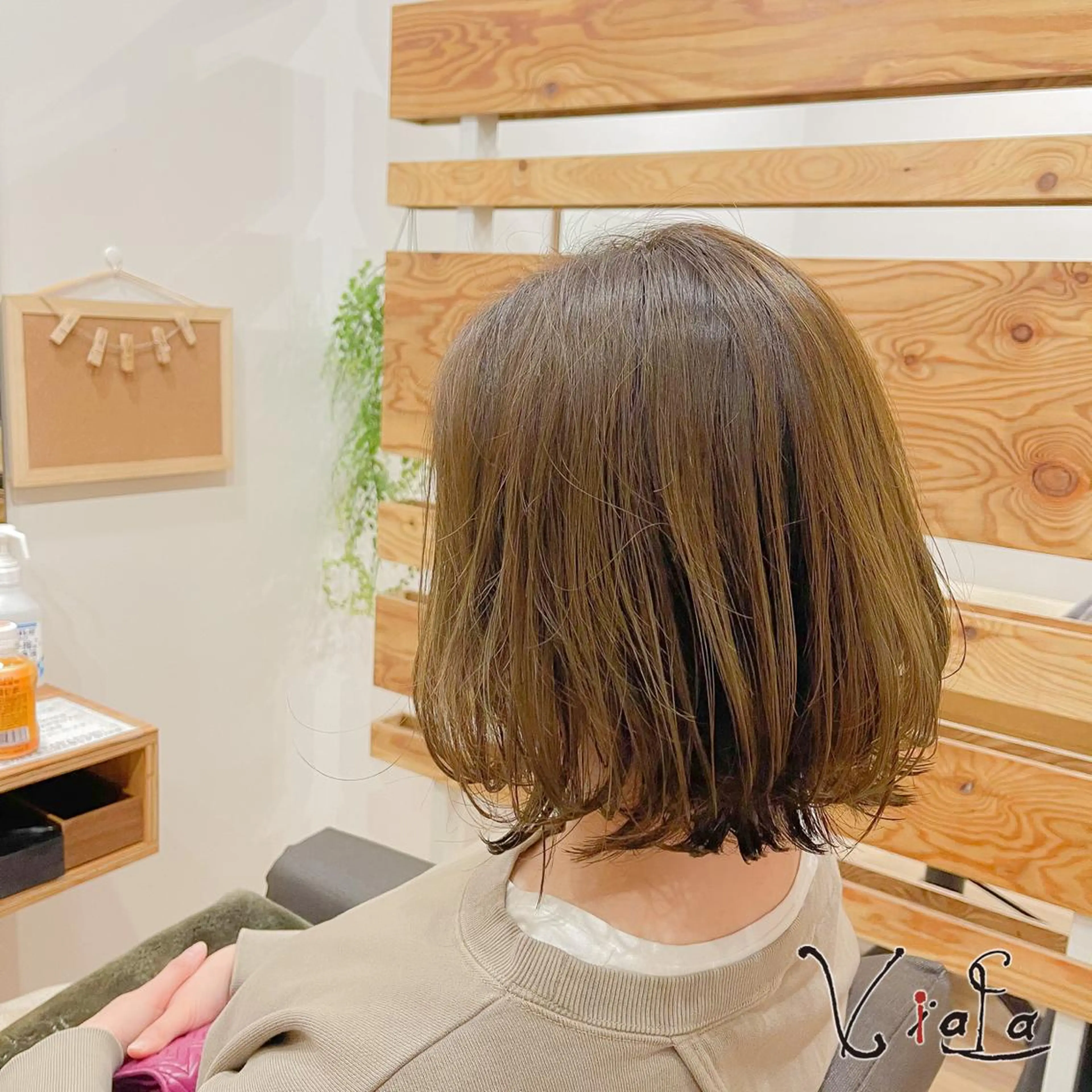 ミディアム カラー 切りっぱなしボブ ベージュカラー オリーブベージュ ボブ ViaLa Hair 🌈すずきたくむ✂︎のヘアスタイル