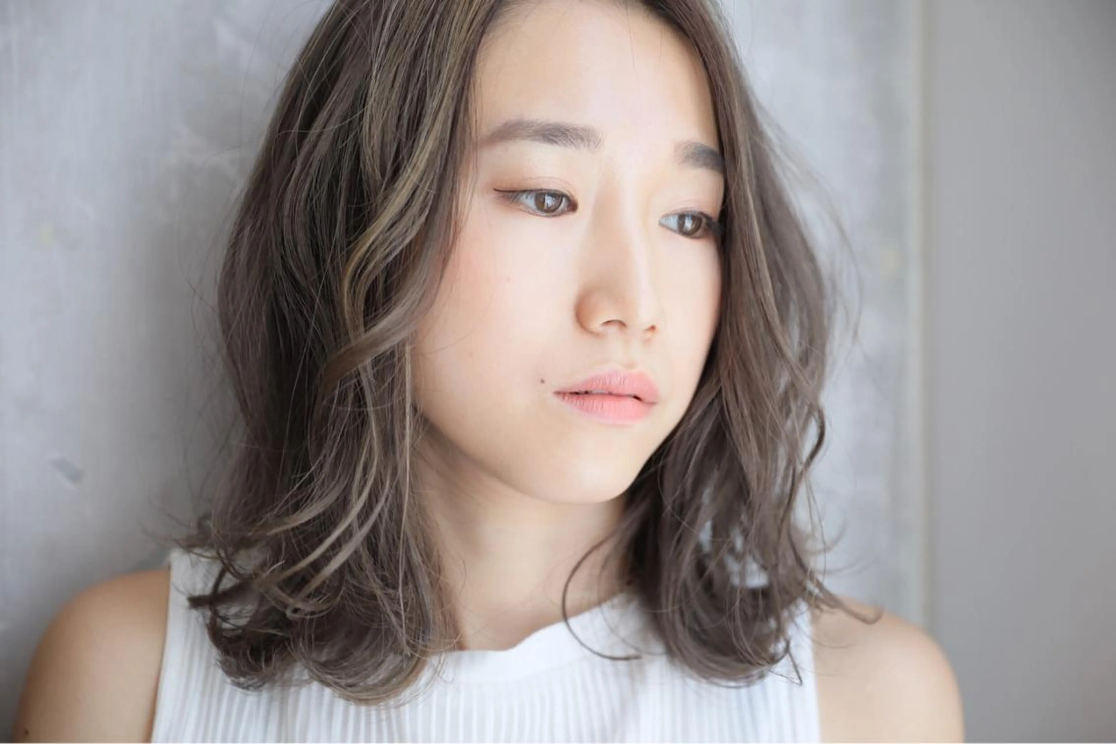 ミディアム カラー 透明感カラー ダブルカラー グレージュ ハイライトカラー ハイライト newi 京橋 【yuuki】のヘアスタイル