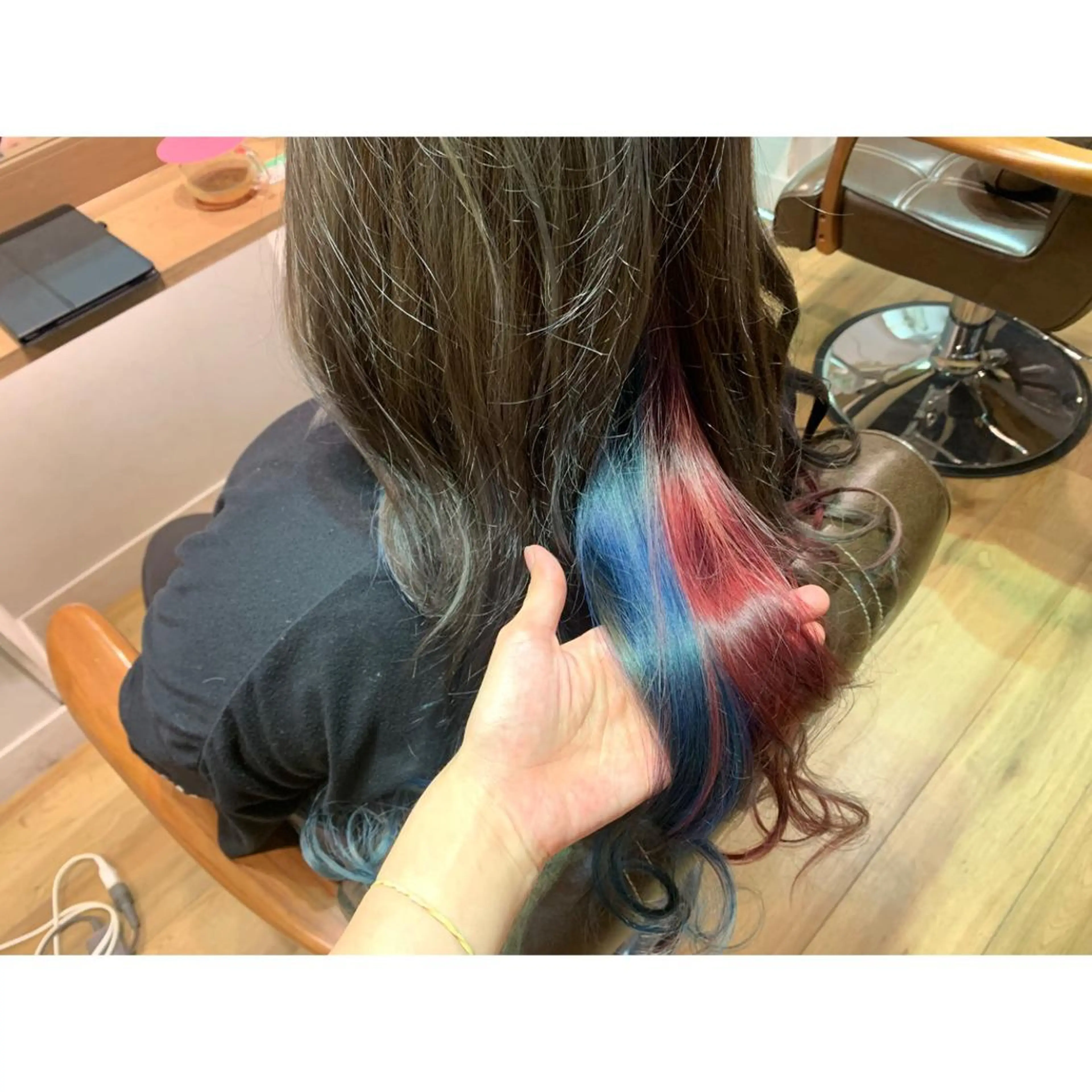 ロング カラー インナーカラー ヘアカラー トリートメント ツキダテ ユイのヘアスタイル