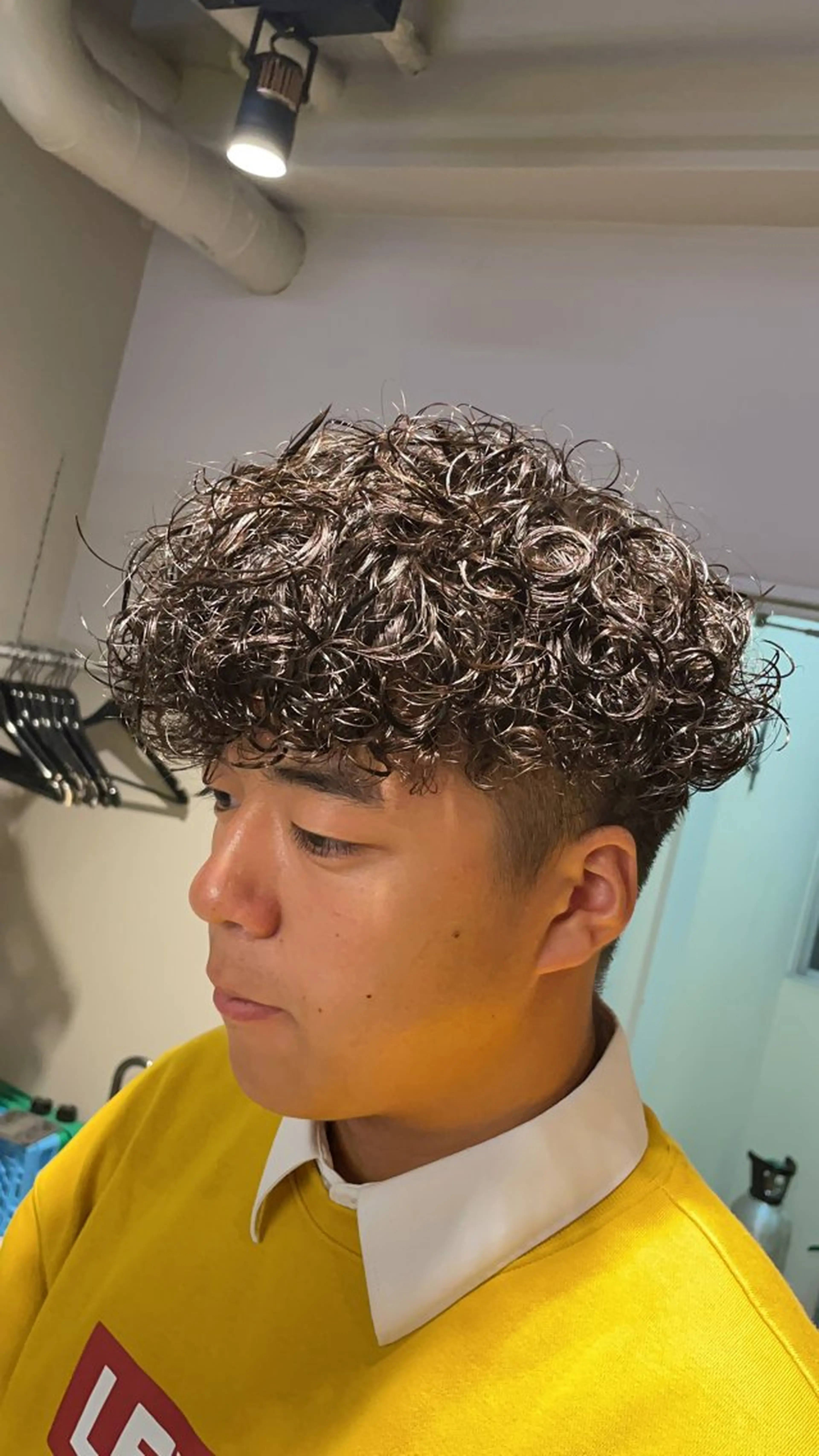 ミディアム パーマ ヘアアレンジ メンズ ミディアムパーマ メンズパーマ プードルパーマ プードルパーマ 顔まわりカット の達人のヘアスタイル