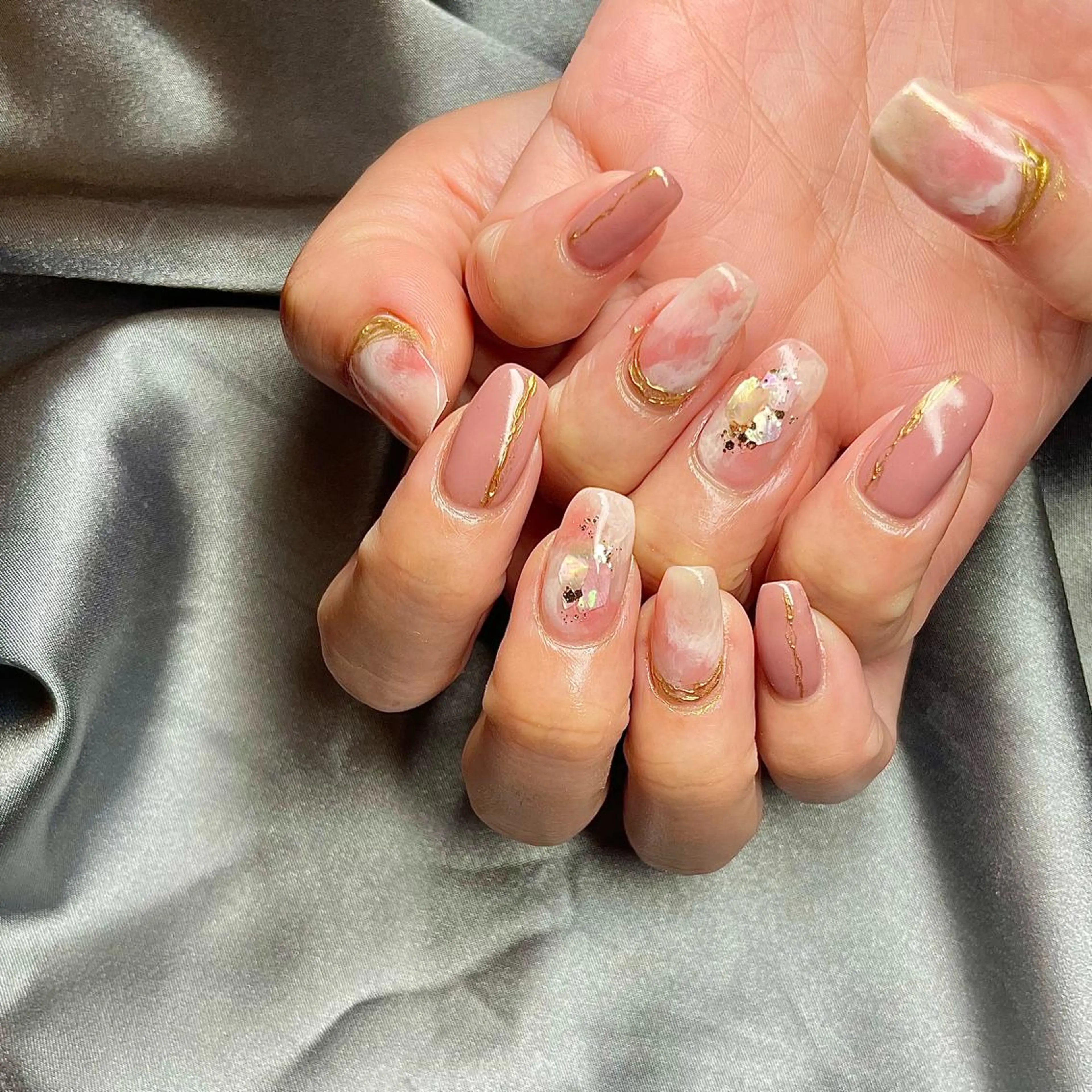 ミディアム カラー パーマ ヘアアレンジ メンズ キッズ ネイル マツエク・マツパ アイブロウ ピンクカラー カラーマツエク 大理石ネイル(マーブル) ピンク nail&eye Aoのマツエク・マツパデザイン