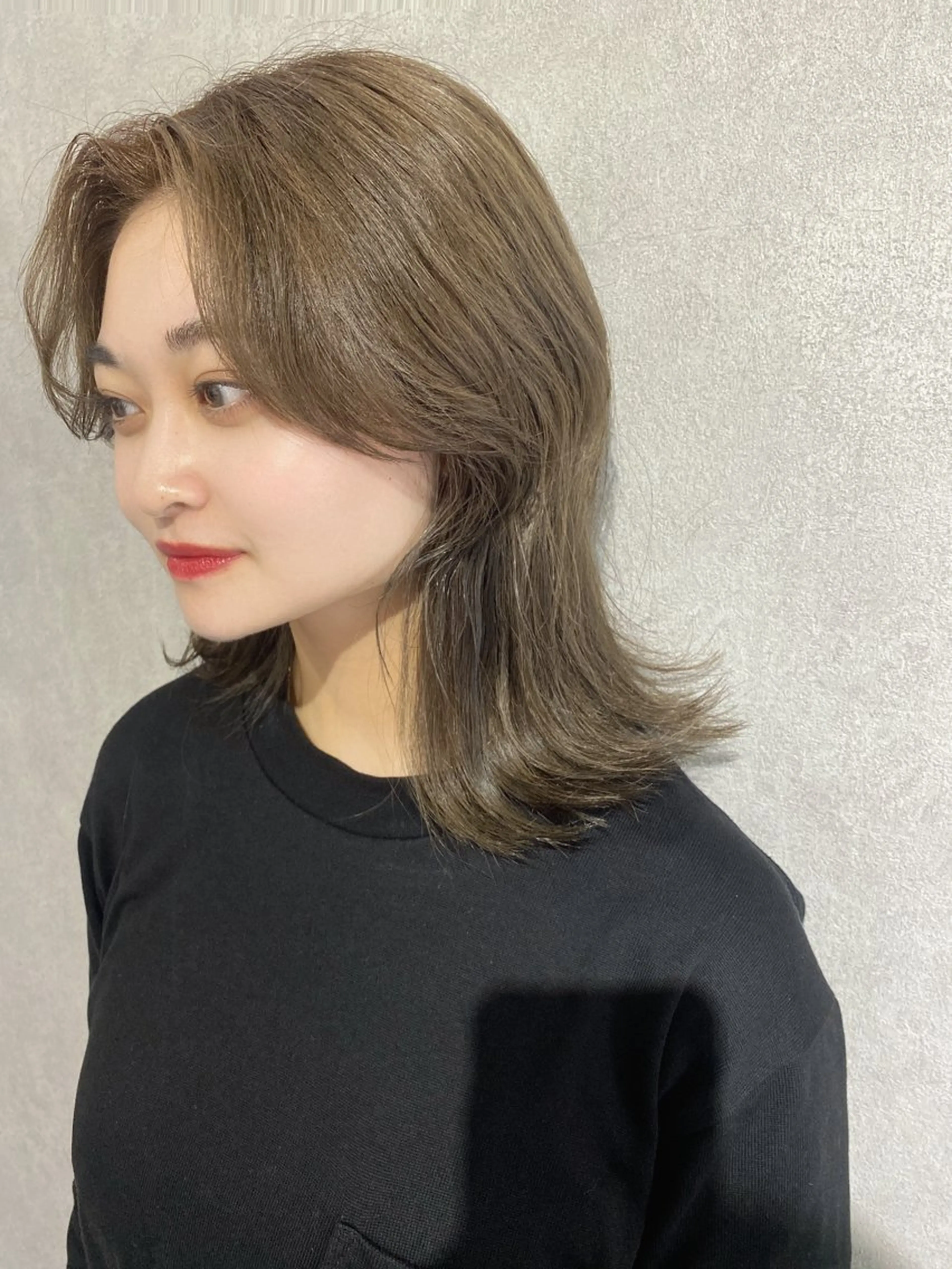 カラー ベージュカラー ブリーチ オリーブベージュ ヘアカラー Bish Yanaのヘアスタイル