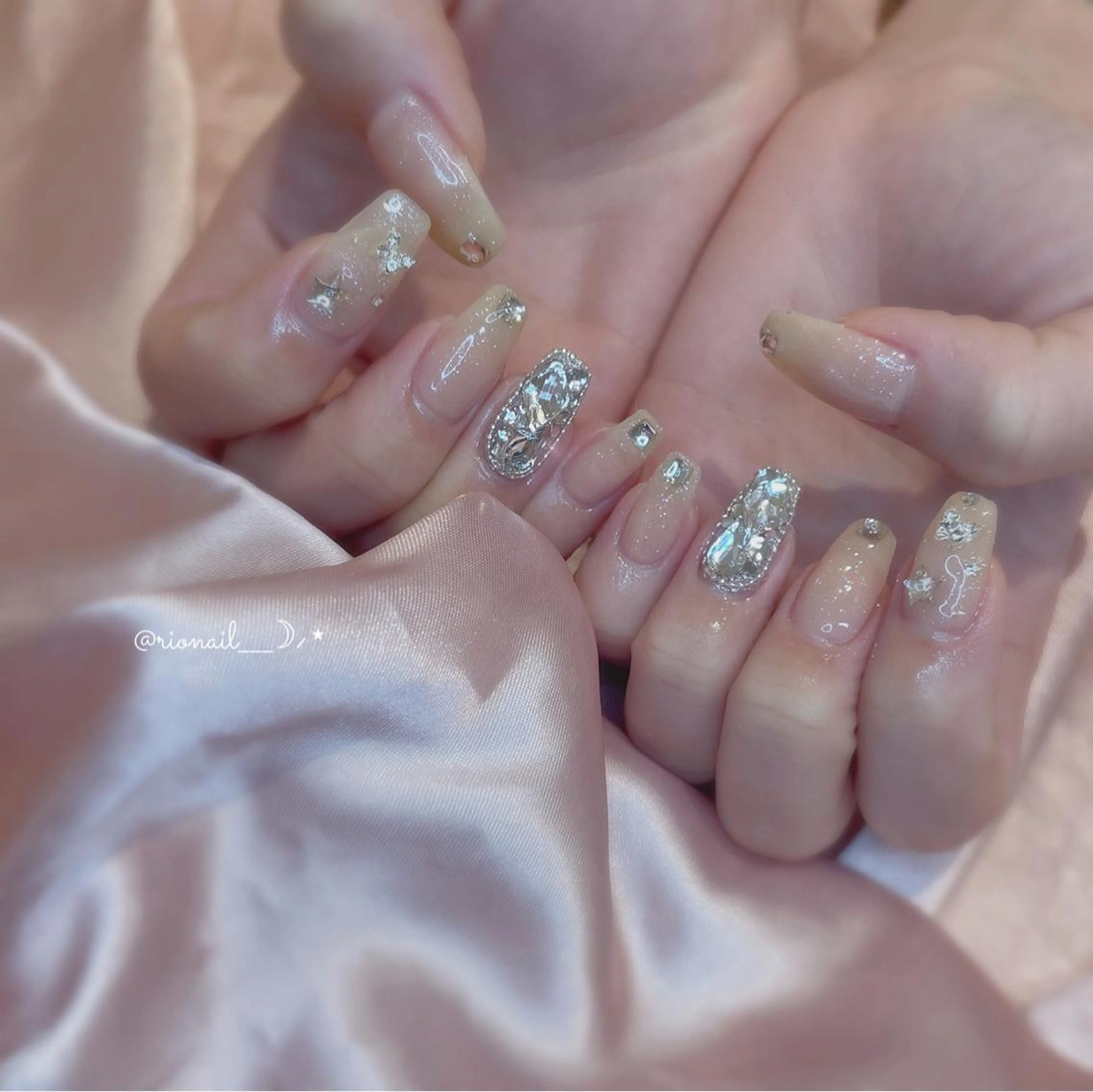 ネイル アイブロウ ラメ(グリッター) ハンドネイル 𝘙𝘪𝘰𝘯𝘢 ...🕯🤍のネイルデザイン