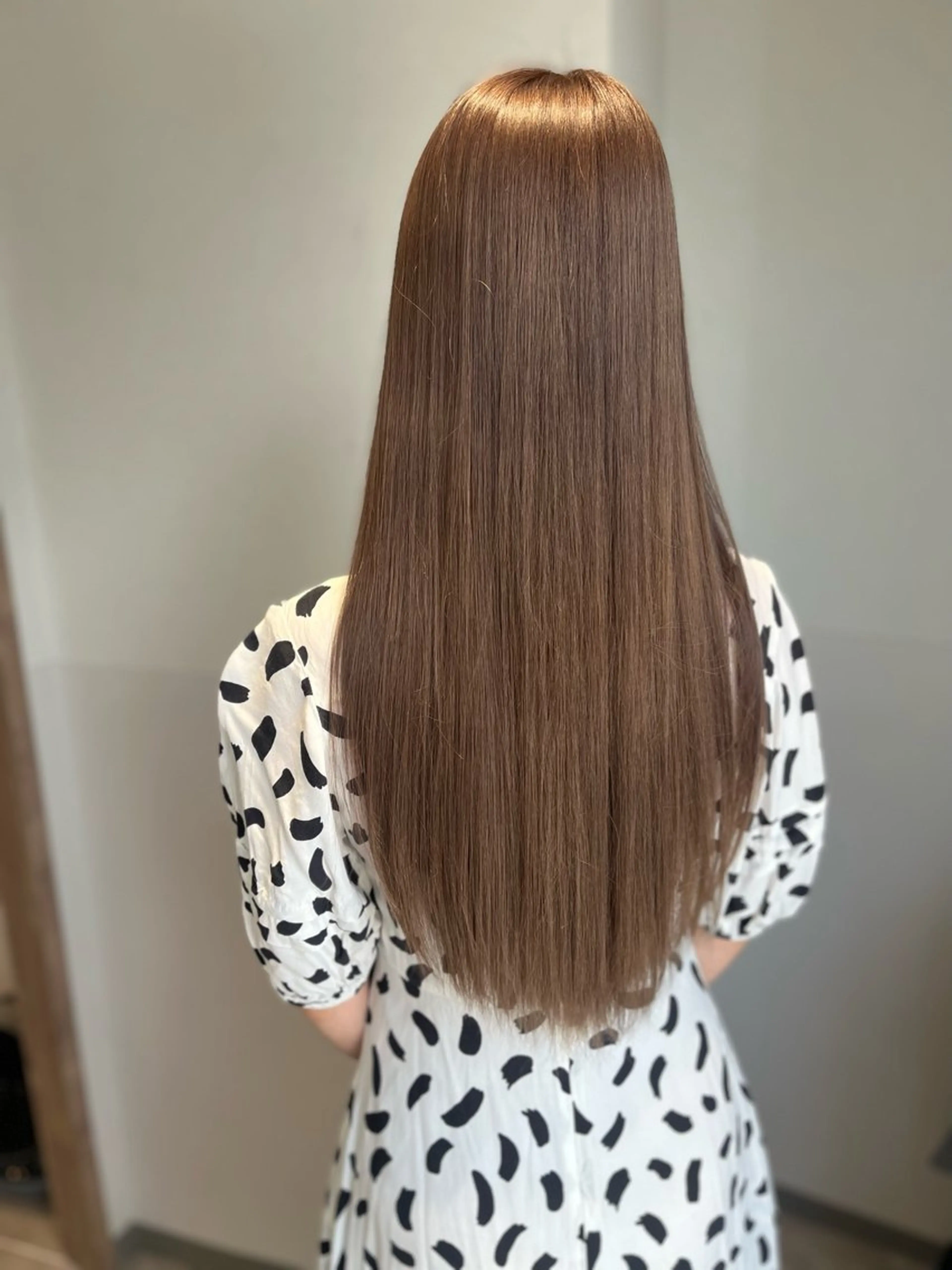 ロング カラー ベージュカラー フォギーベージュ カット ヘアカラー トリートメント SALOWIN神戸三宮店所属・【美髪を叶える】中谷 彰宏（アキ)のヘアスタイル