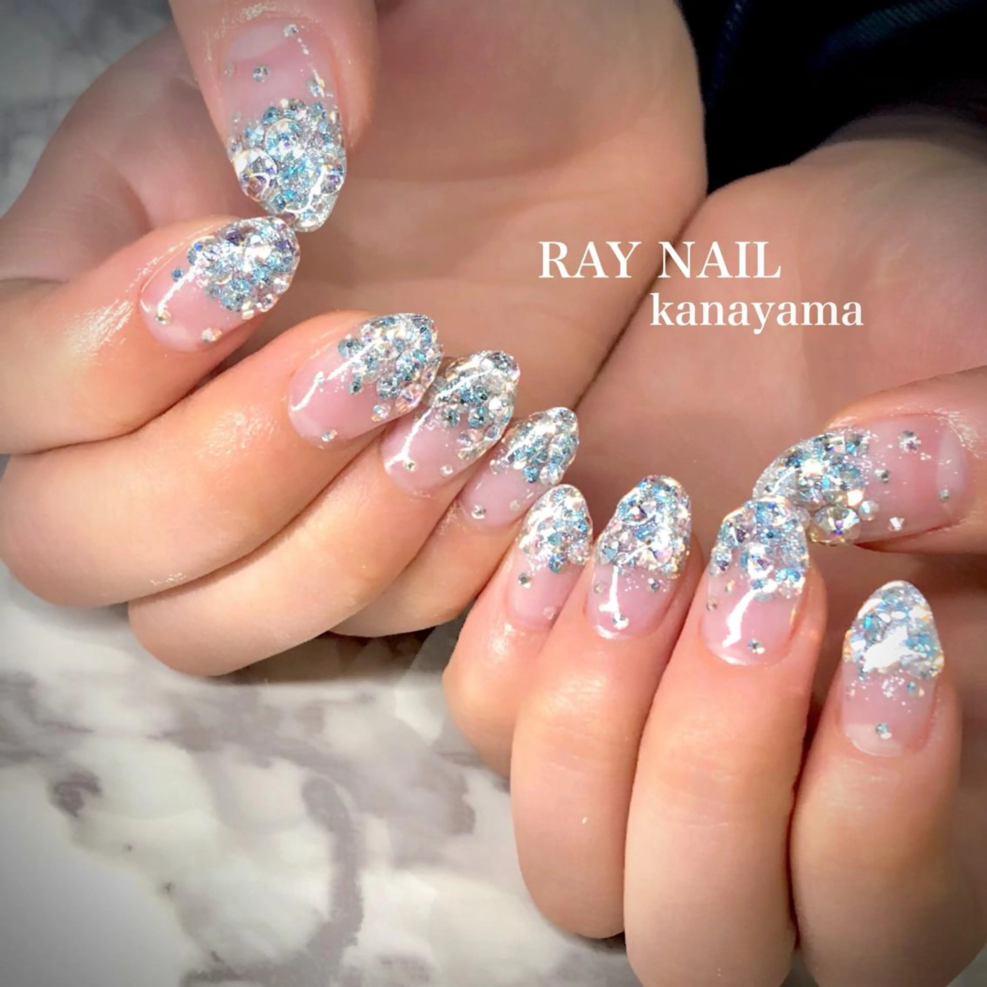 ネイル グラデーション 卒業式 キラキラネイル ストーンネイル Arowa 伊田のネイルデザイン