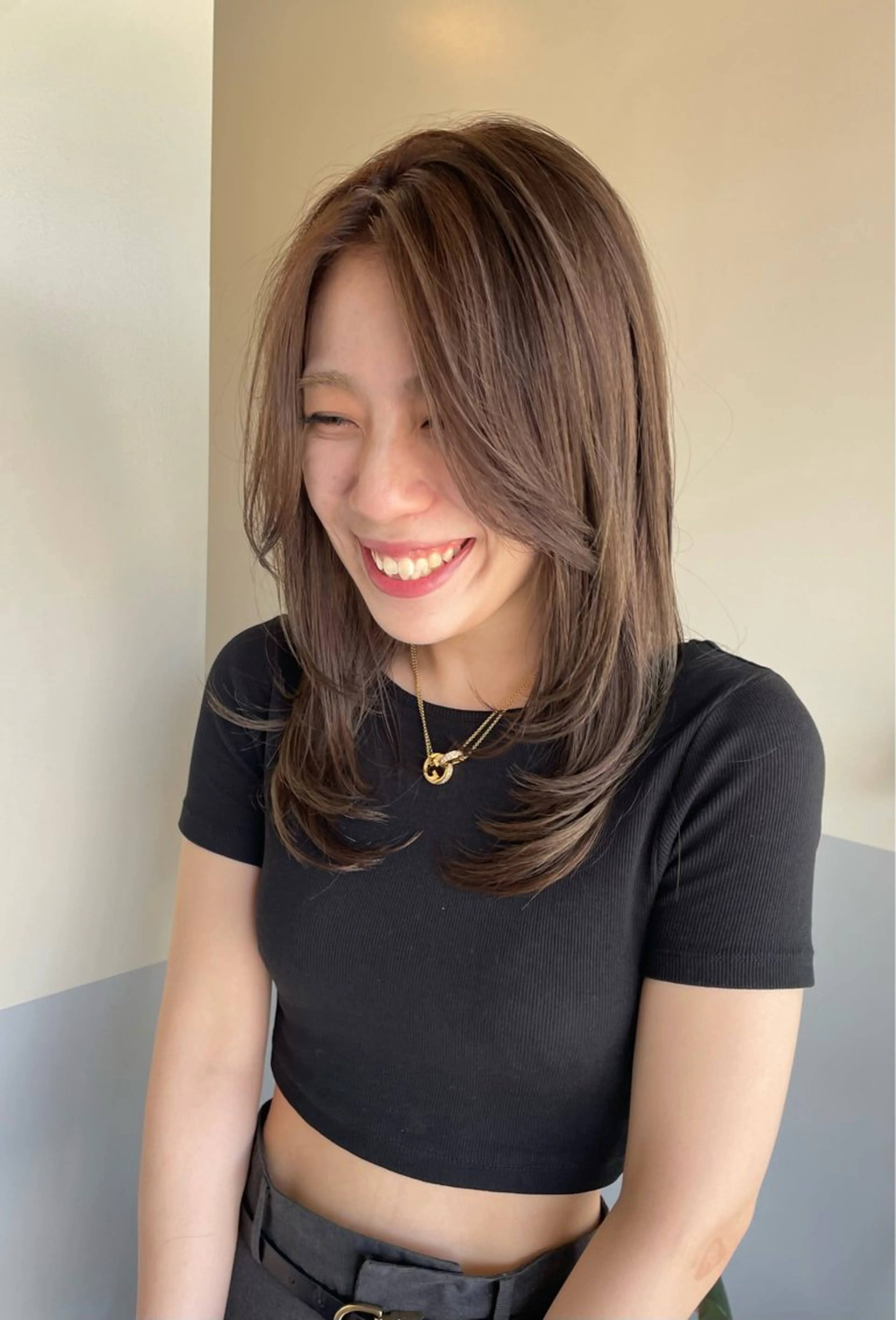 ミディアム カラー アッシュ ベージュカラー ブリーチ 小久保 里紗のヘアスタイル