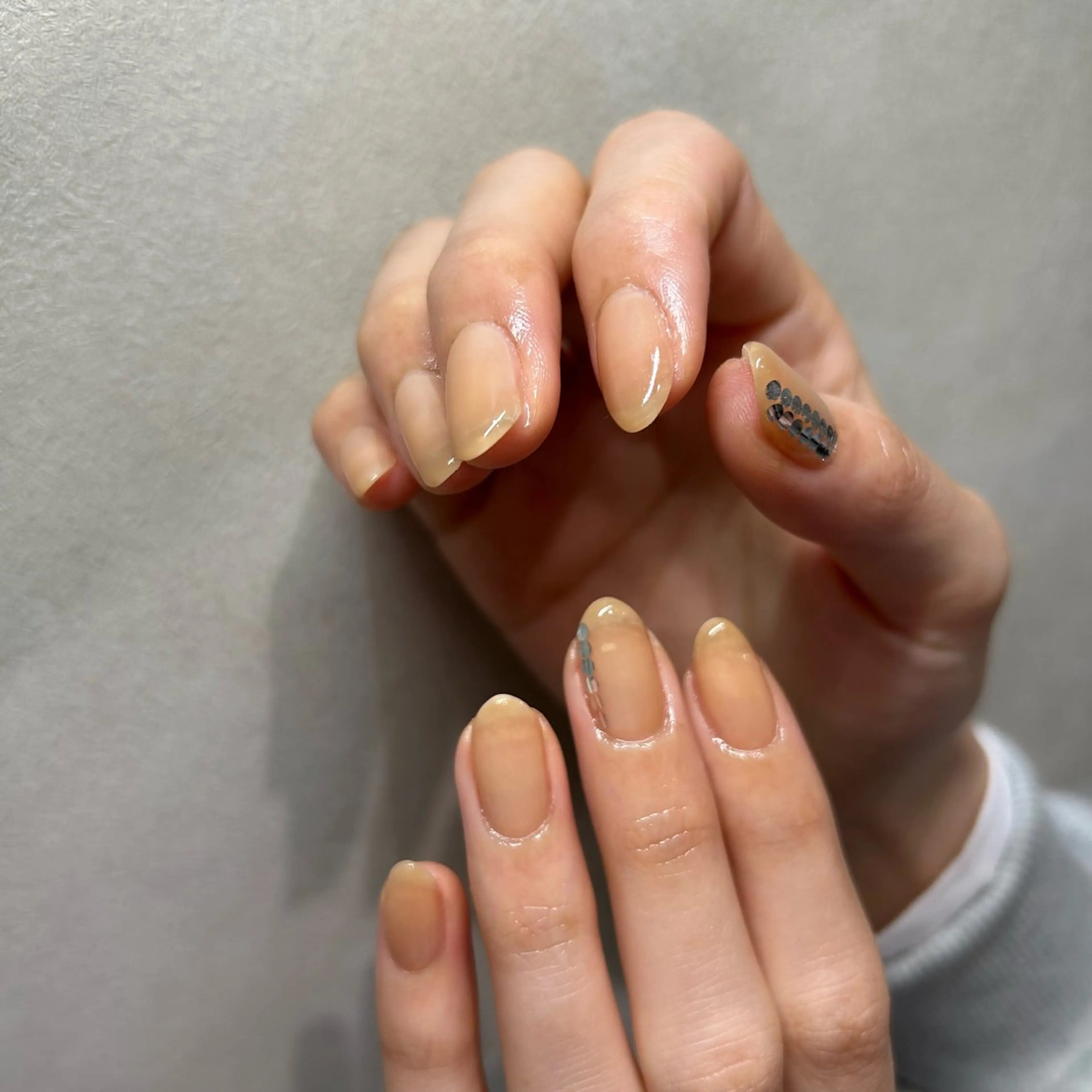 ネイル ホログラムネイル ニュアンスネイル ワンカラーネイル ハンドネイル nail&care salon soa所属・soa/美容液ケアで 自爪を育てるネイルのネイルデザイン