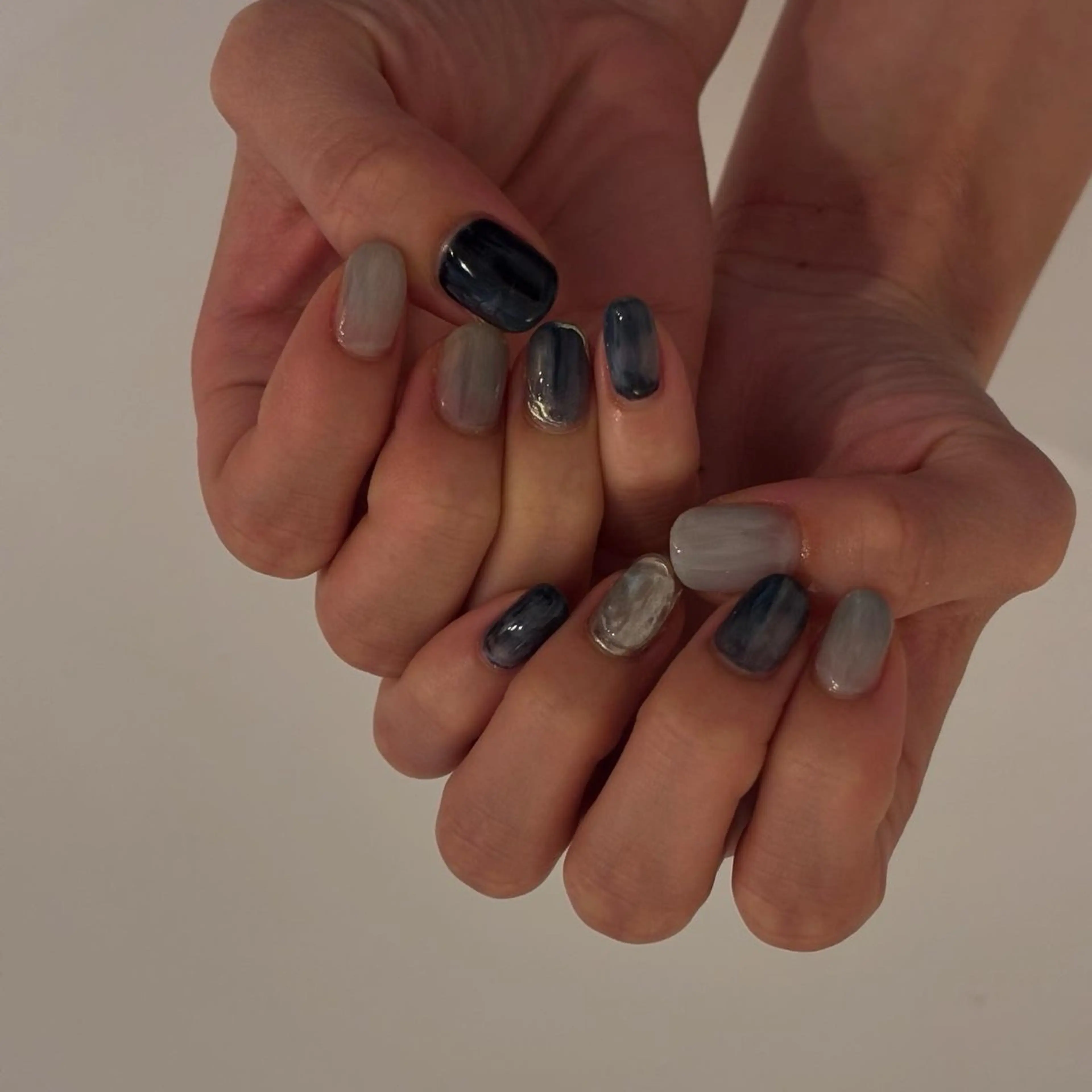 ネイル ブルー ニュアンスネイル シルバー ブライダルネイル ハンドネイル Elio所属・Elio 国泰寺のネイルデザイン