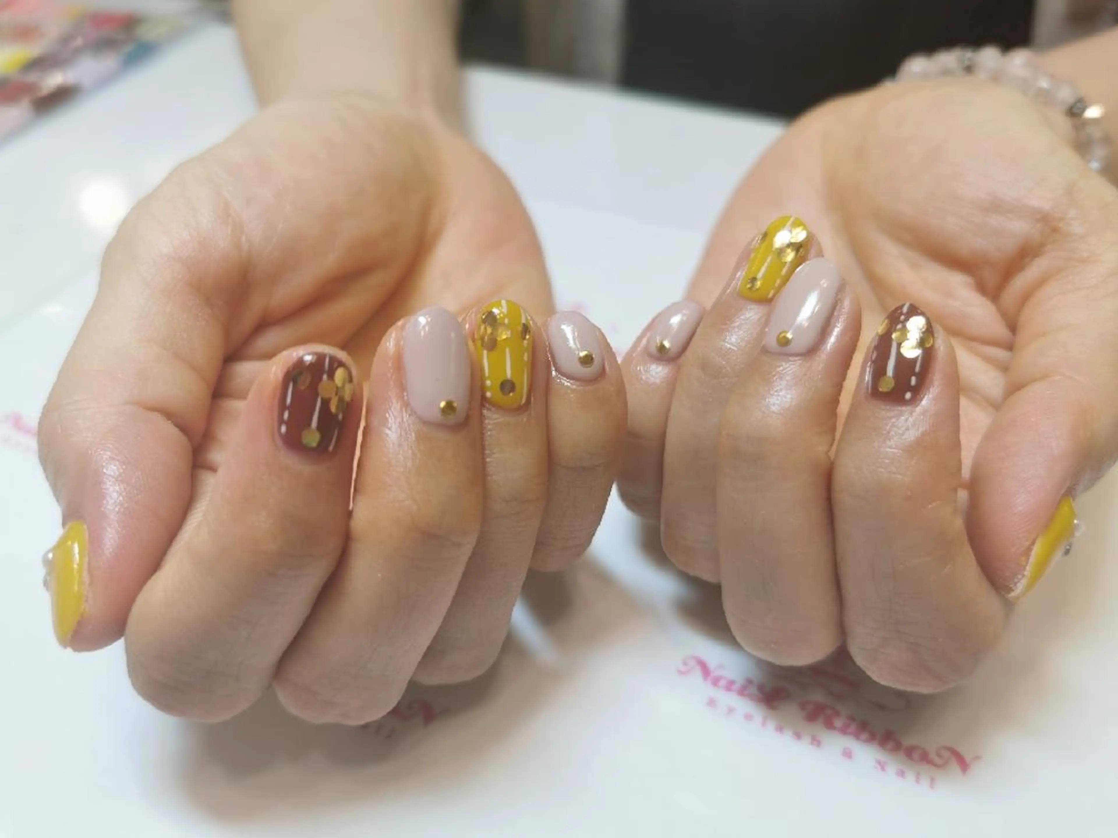 ネイル ネイルリボン 受付スタッフのネイルデザイン