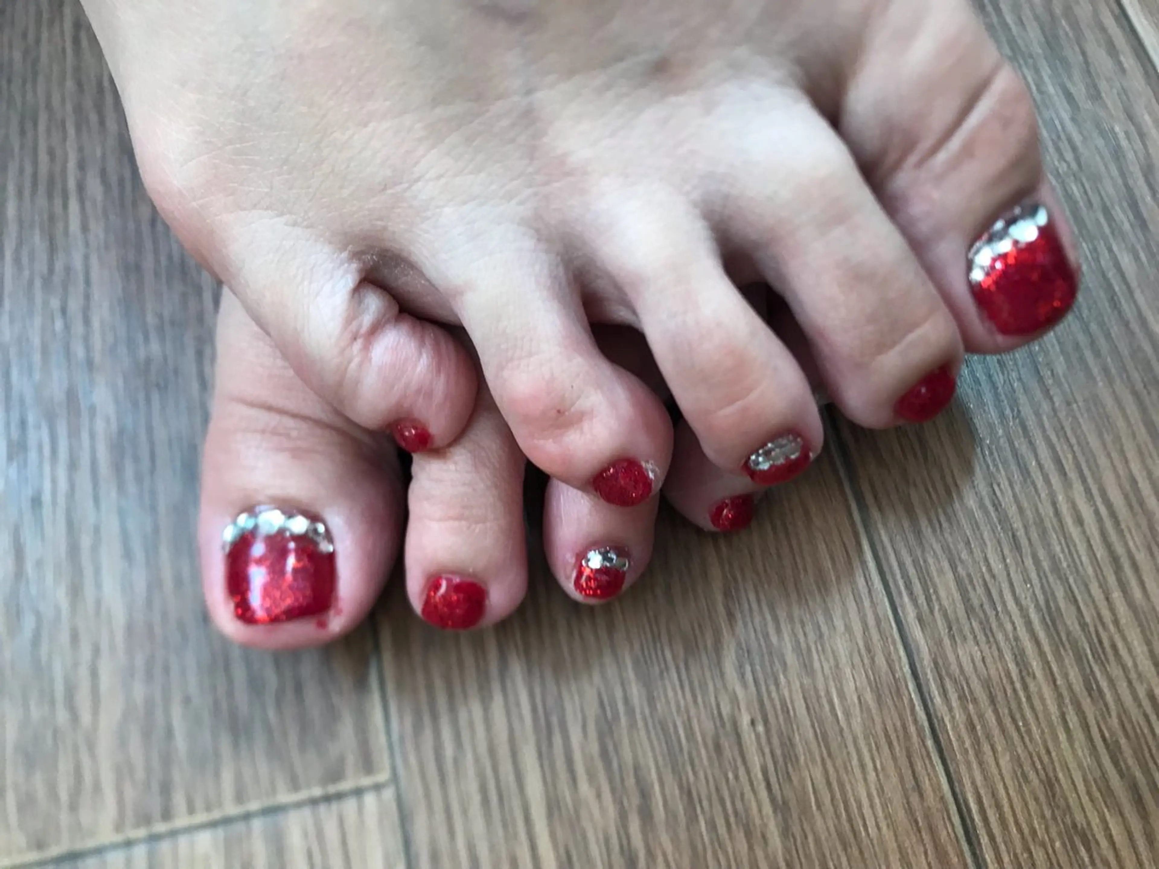 ネイル キラキラネイル 赤色 フットネイル Nailist Missaのネイルデザイン