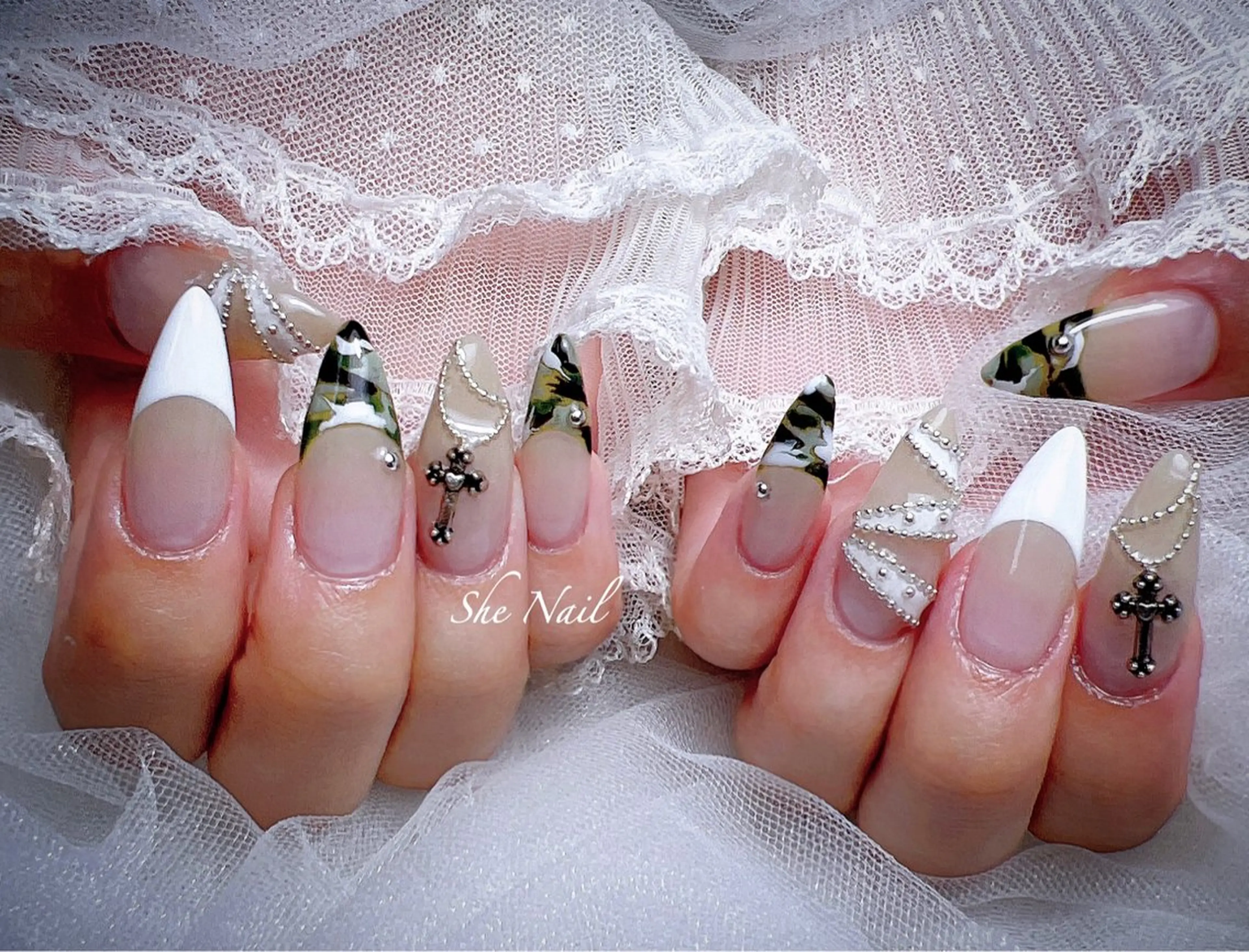 ネイル チークネイル 長さ出し フレンチネイル グラデーション ラメ(グリッター) She   Nail所属・ISA_ BELLAのネイルデザイン