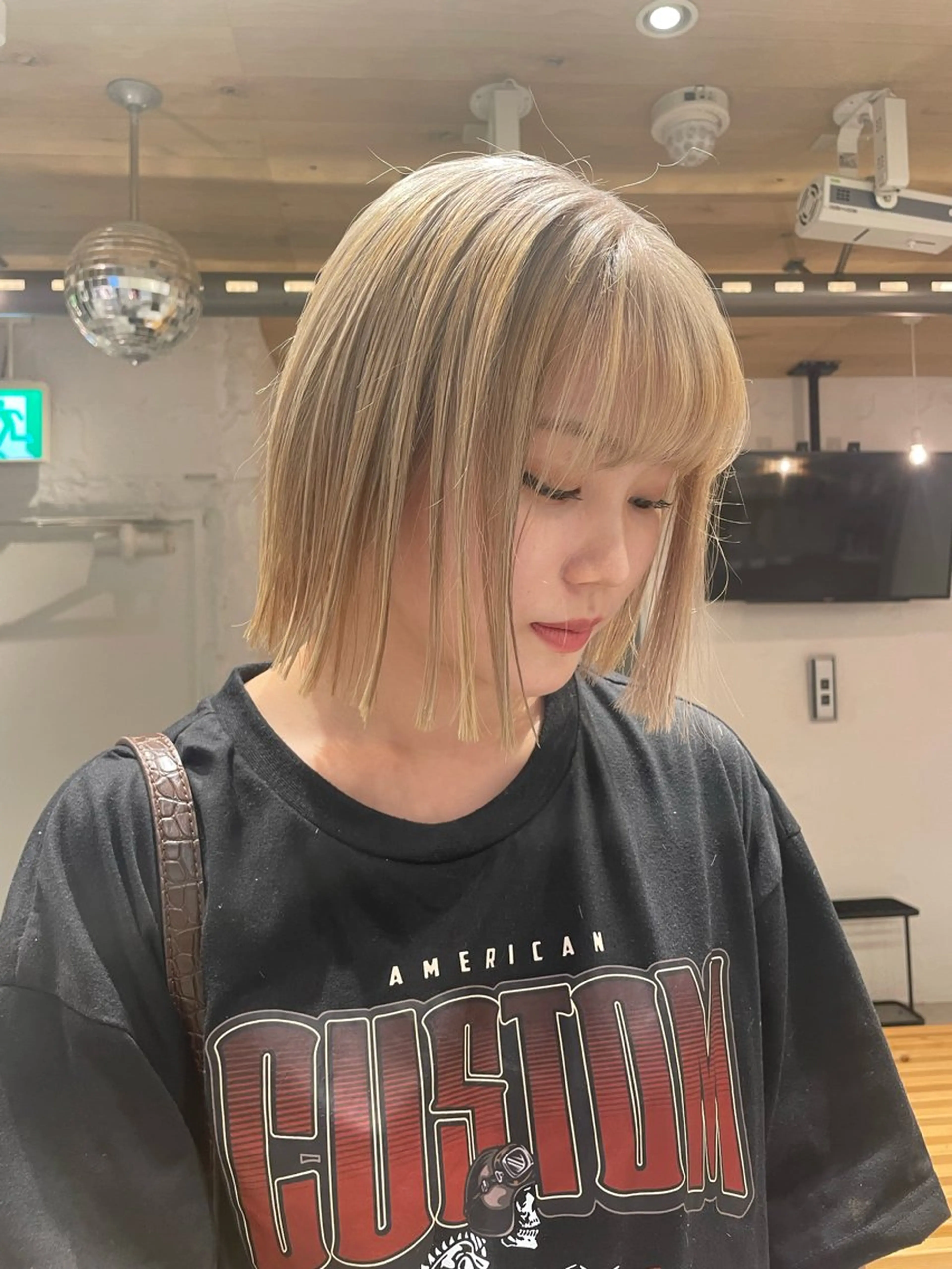 ミディアム カラー LUNTY NAMBA所属・艶ハイトーン👑♡ NATSUKIのヘアスタイル