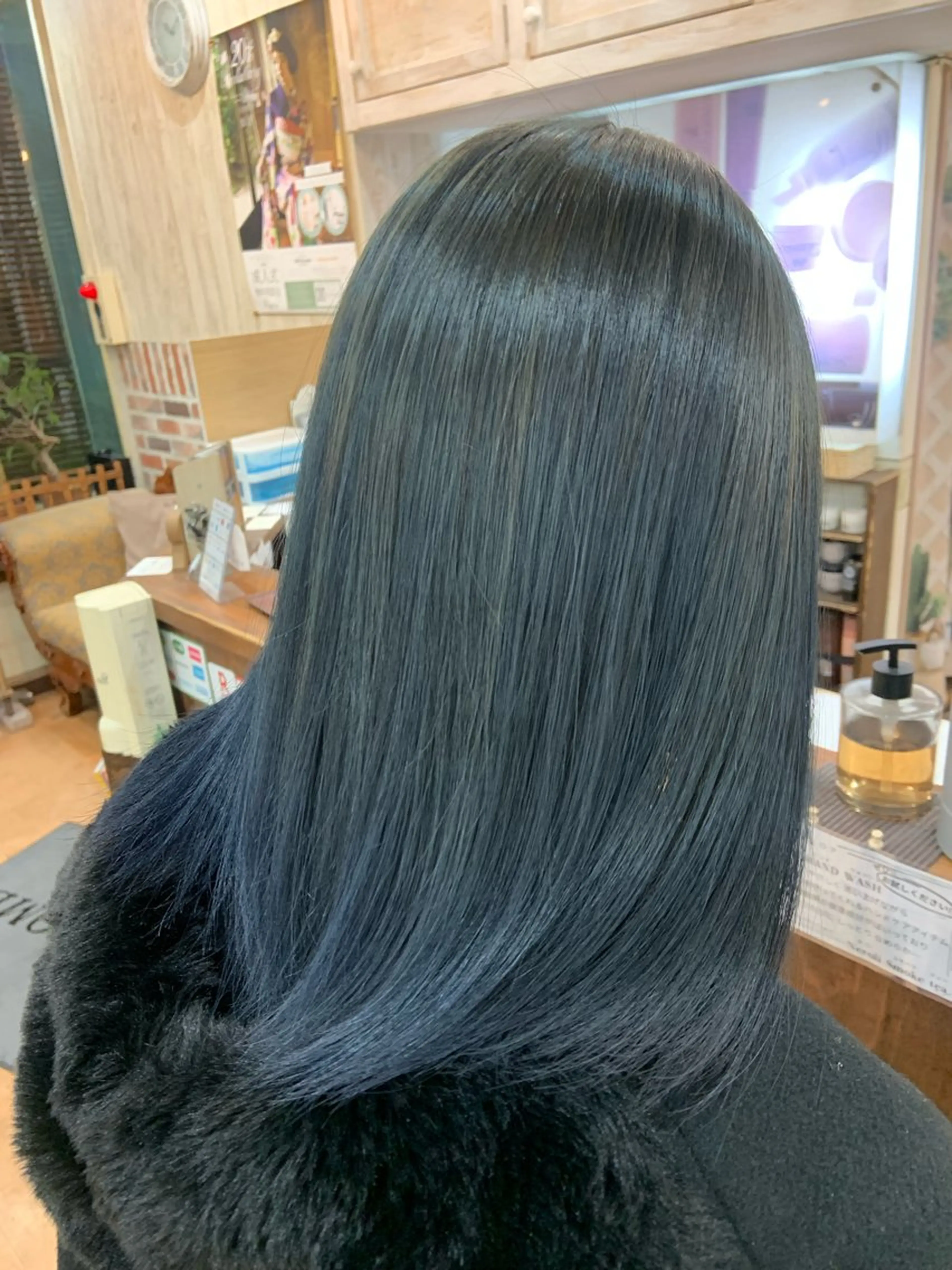 カラー ブリーチ ブルーカラー グラデーションカラー ar西新井店所属・石井 智美のヘアスタイル