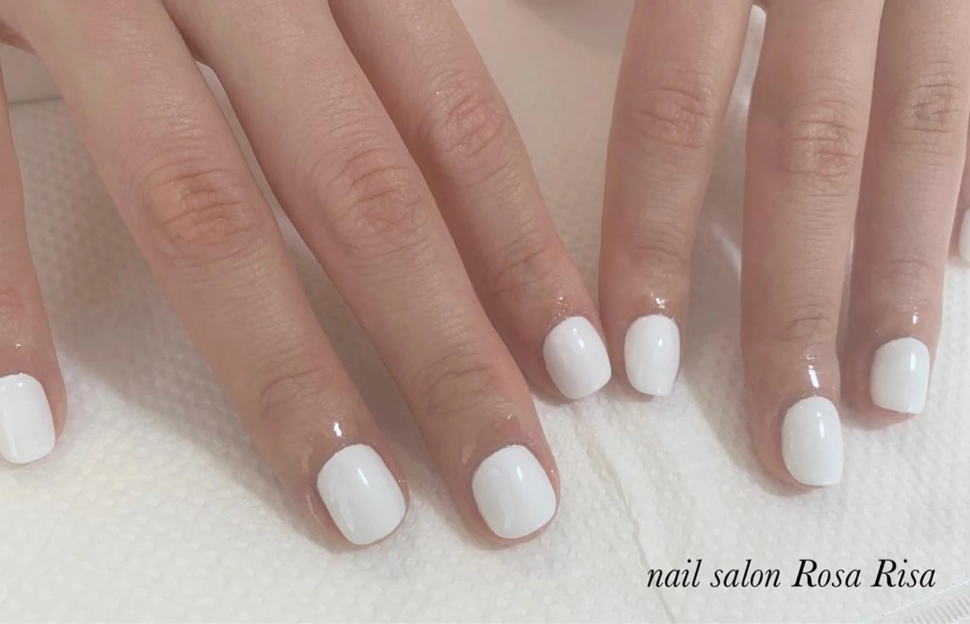 ショート ネイル ホワイト ハンドネイル ネイルスタジオ シェイクユアハンズのネイルデザイン