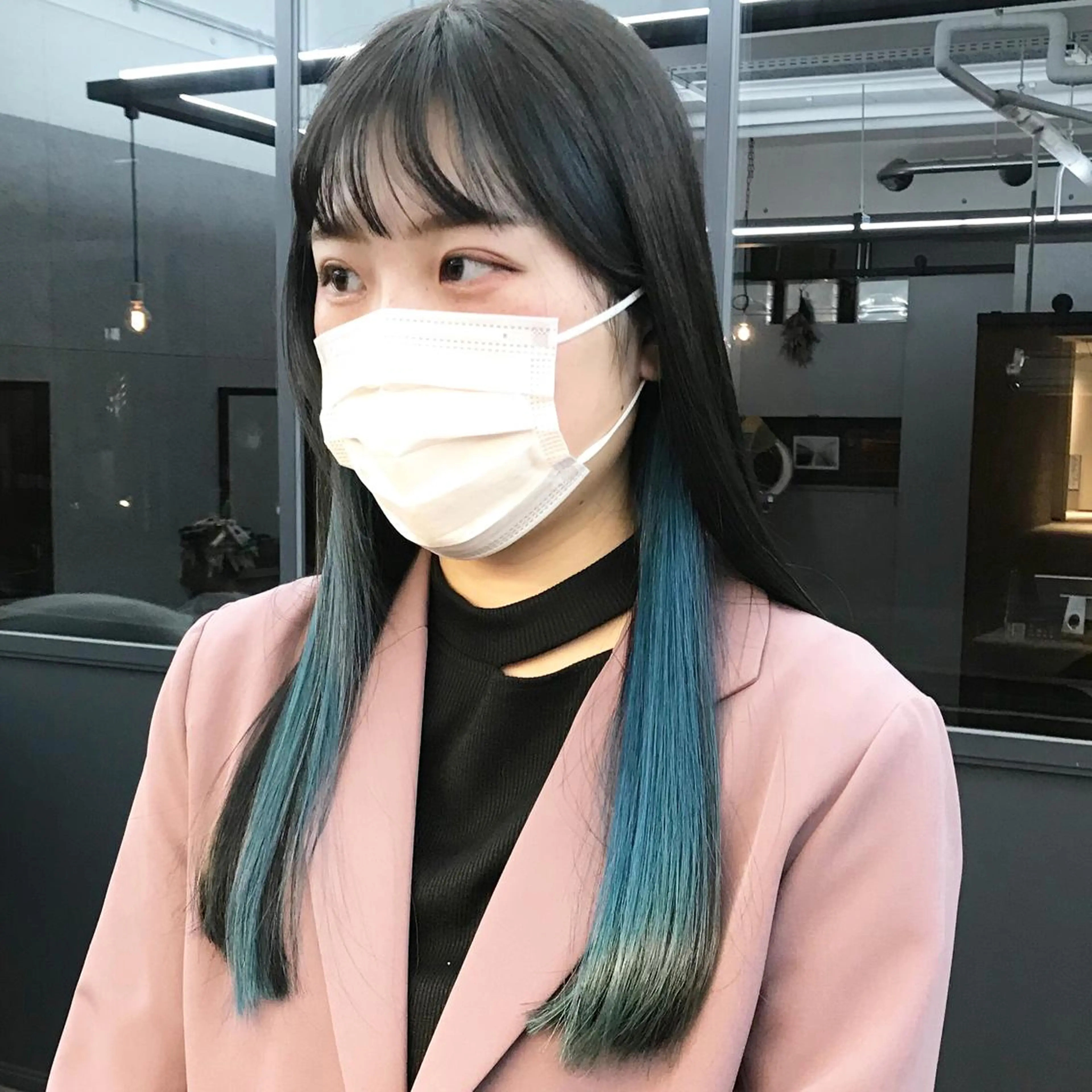 セミロング カラー 黒髪 ブルーカラー ブルーブラック イヤリングカラー カット ヘアカラー トリートメント ヘアセット ✂︎ウルフ・ショート ✂︎MIKUNIのヘアスタイル