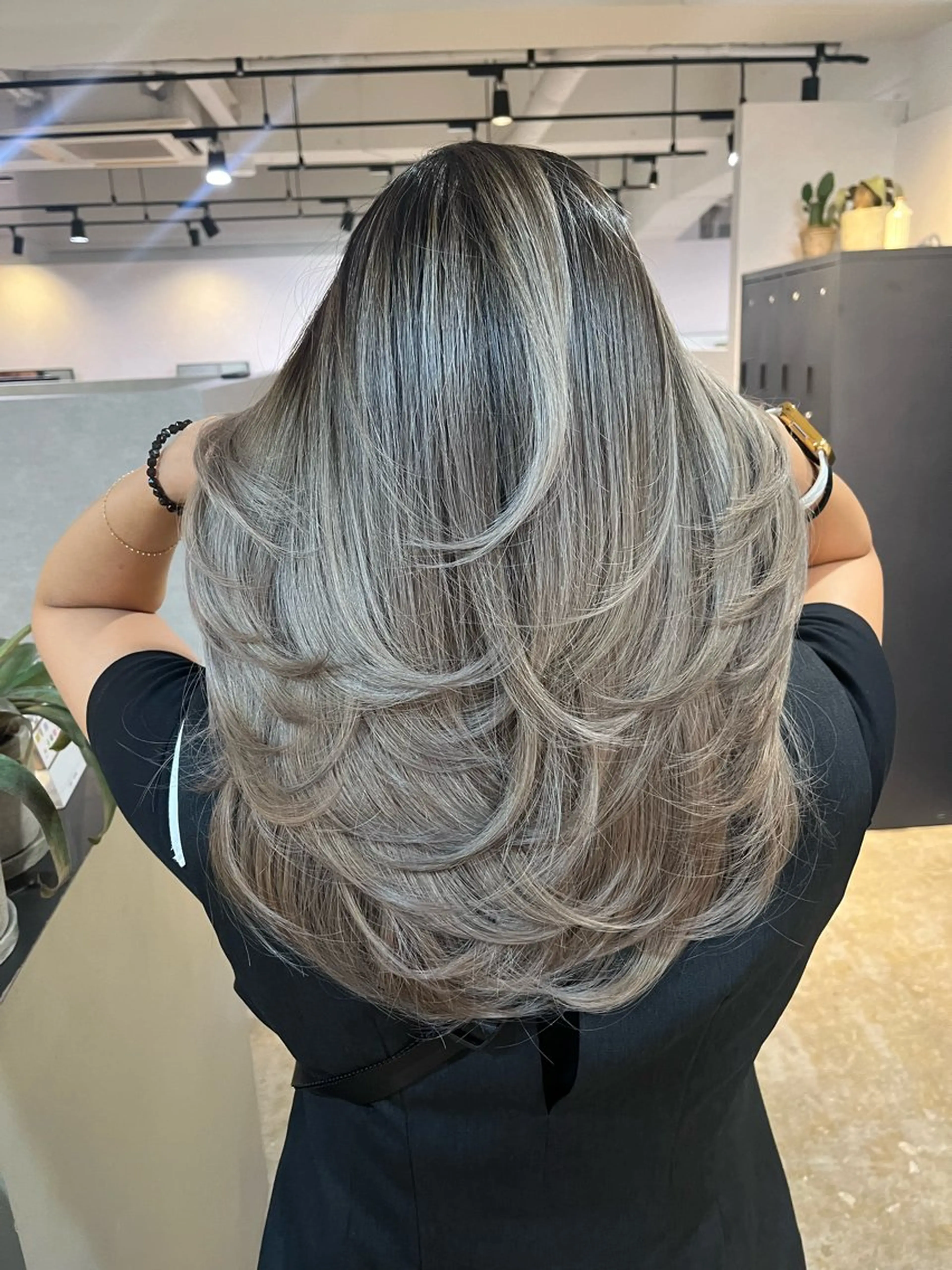 セミロング レイヤーカット Merly Osakaのヘアスタイル