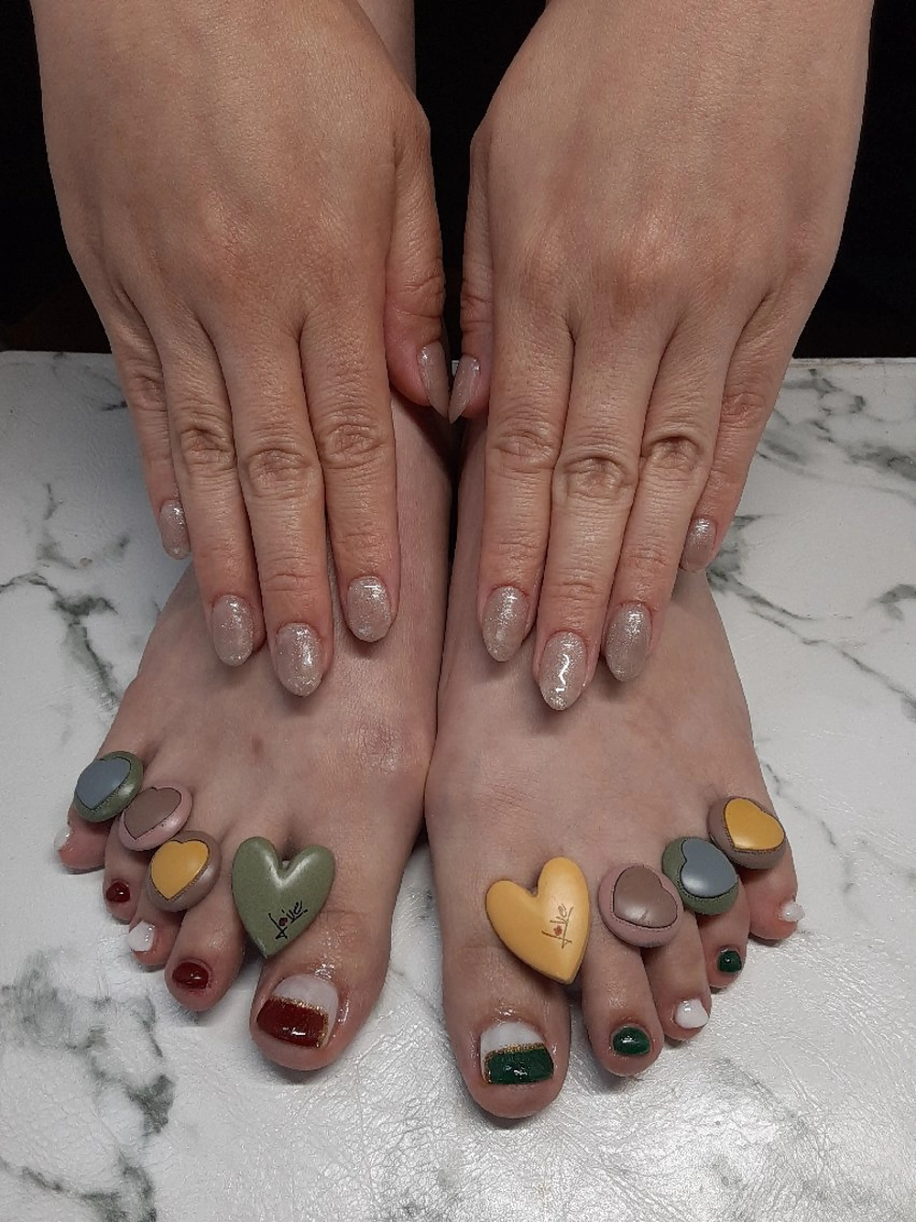 ハントゼエルネイル+フットゼエルネイルワンカラー、ラメグラー☆ケア+オイル保湿+オフ無しの写真