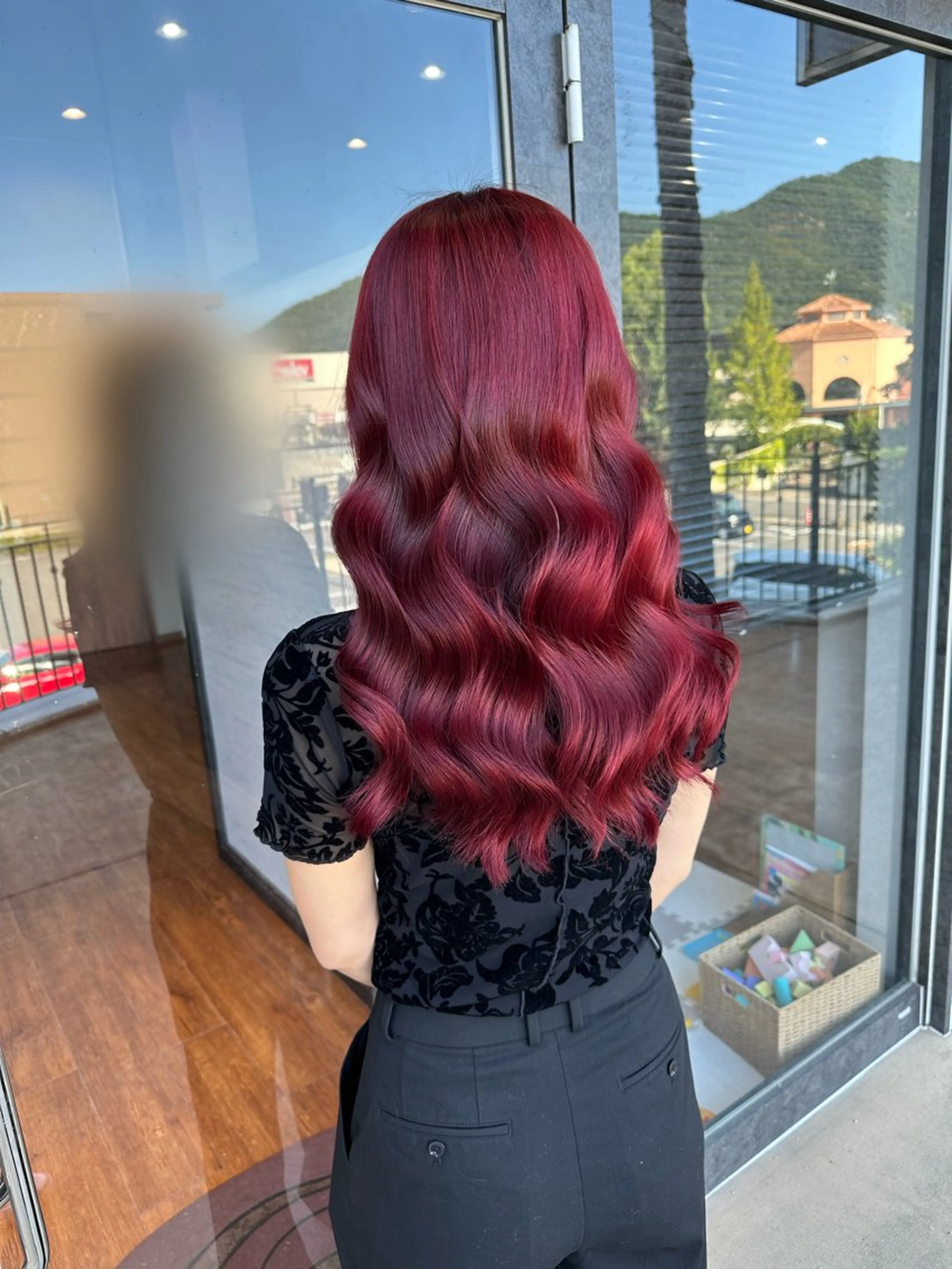 ロング カラー カシス レッドカラー ヘアカラー トリートメント clocca所属・鵜飼 真伍のヘアスタイル