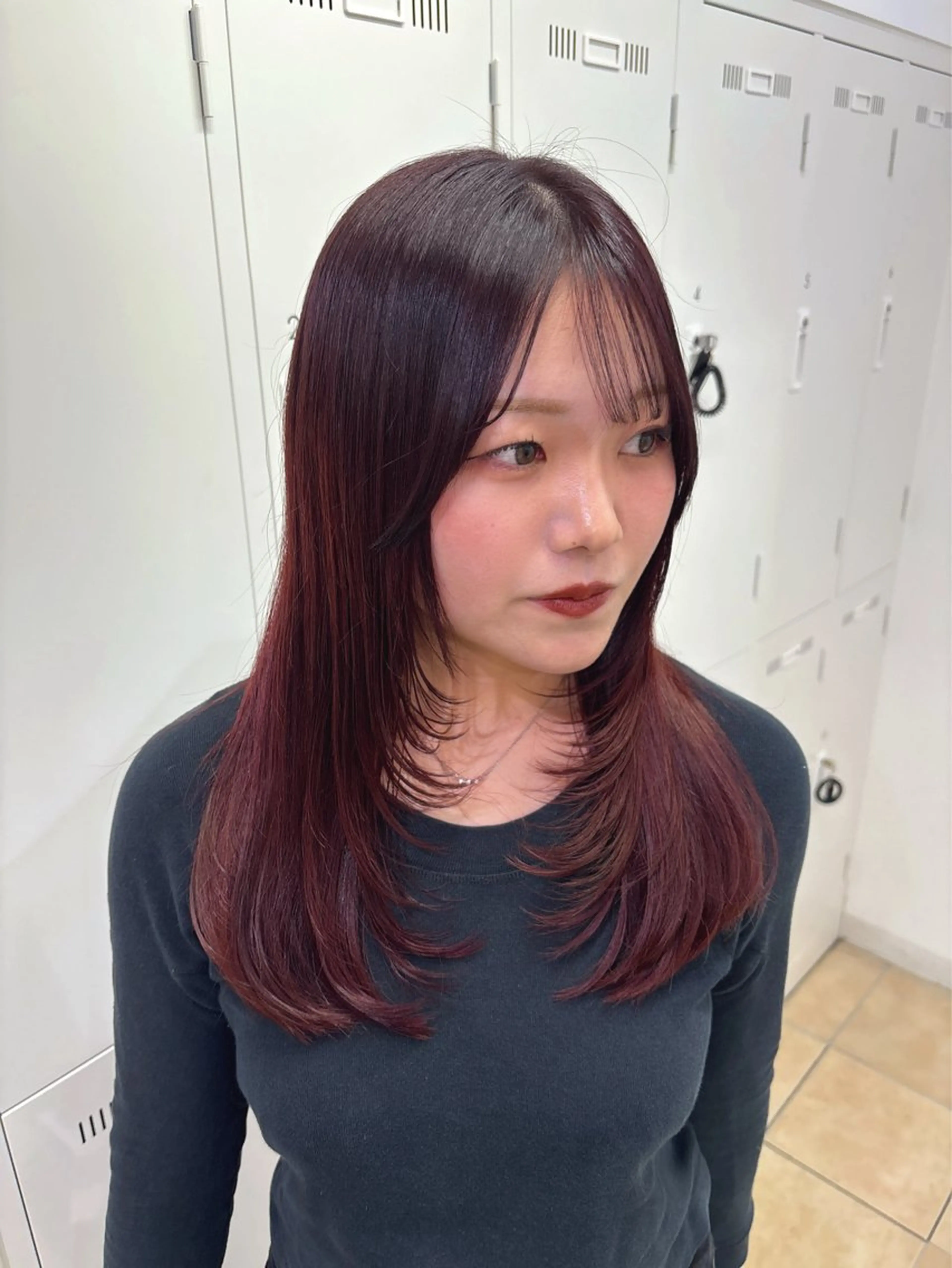 セミロング カラー ブリーチ ボルドーカラー ブリーチなしカラー レイヤーカット カット ヘアカラー トリートメント 長妻莉央/縮毛矯正 髪質改善カラーのヘアスタイル