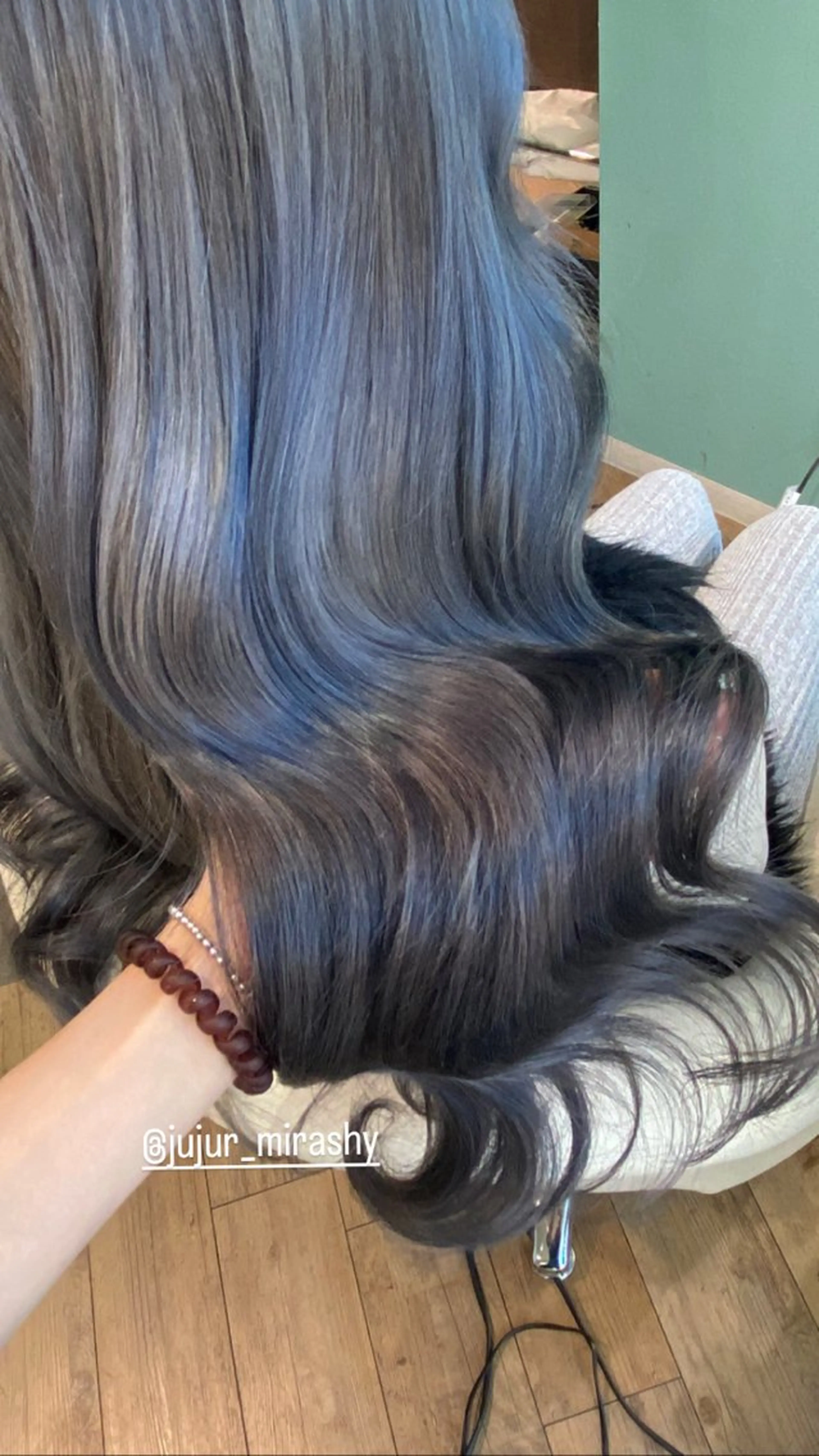 ミディアム カラー シルバー ヘアカラー トリートメント 🧸プルエクステ❤︎ ネイルKAO🧸のヘアスタイル