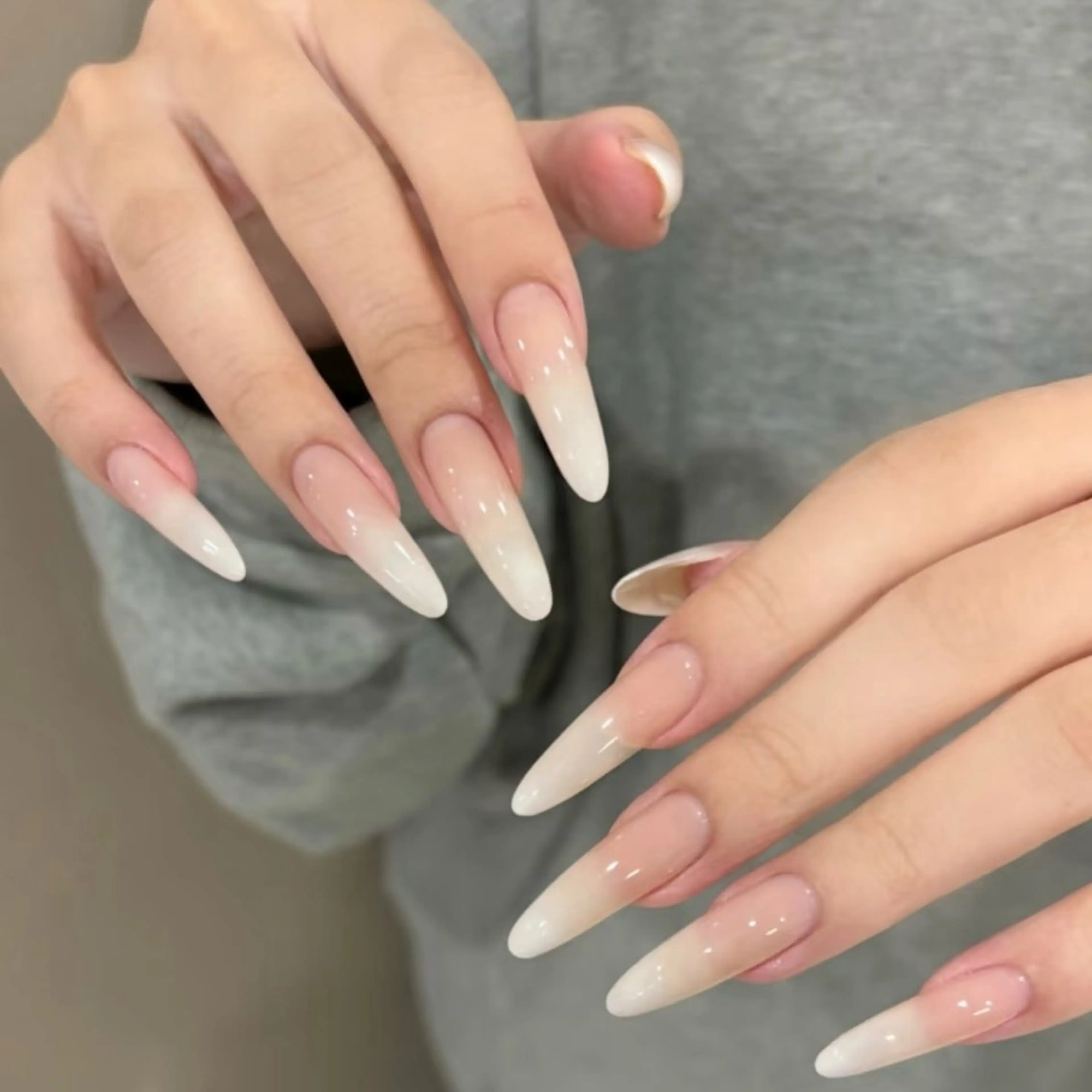 ネイル ジェルネイル グラデーション Nail salon Amoureuse ネイルサロン アムルーズ所属・ネイリスト ミクのネイルデザイン