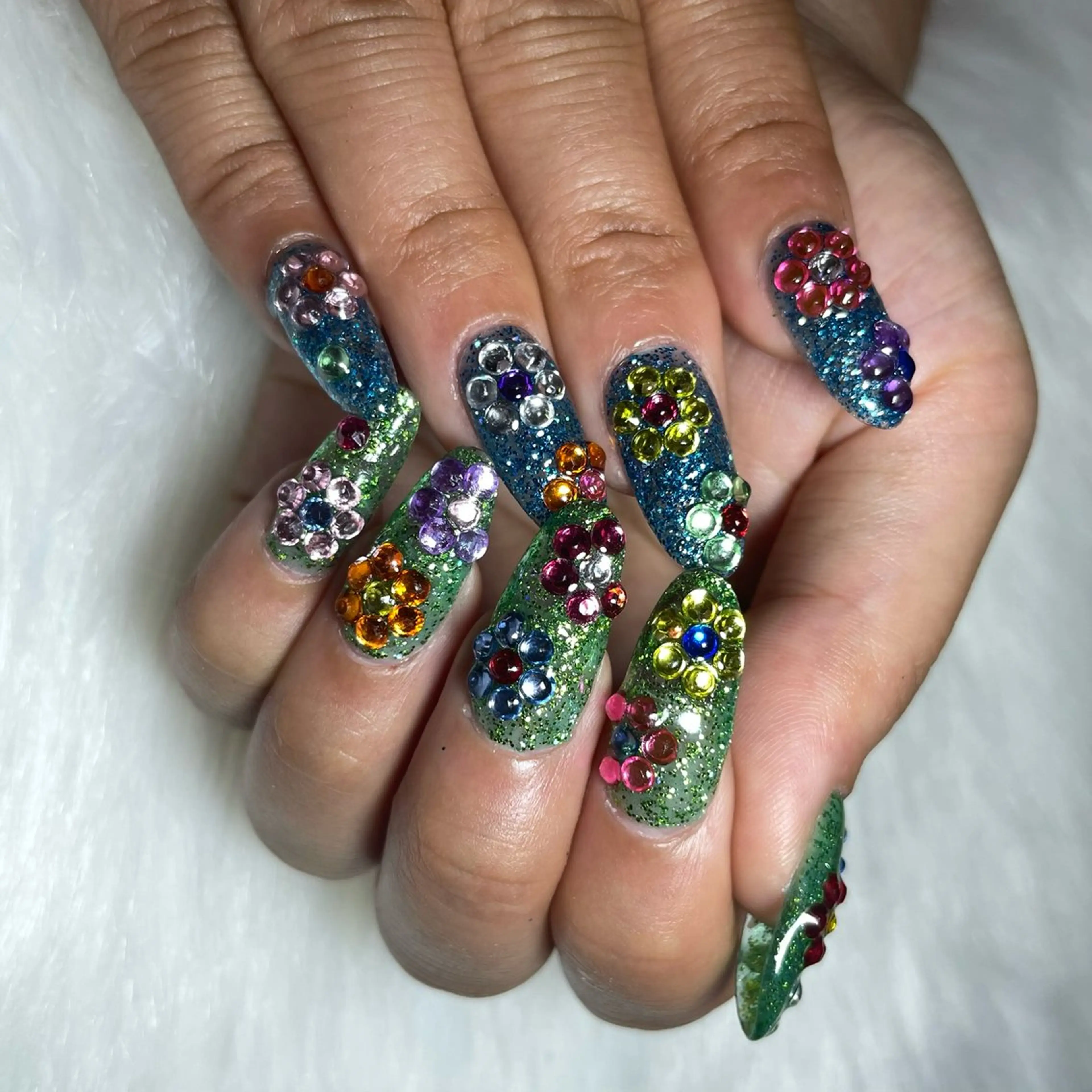 ネイル LIVME by nailsbytomo所属・Tomo 🦋💜のネイルデザイン