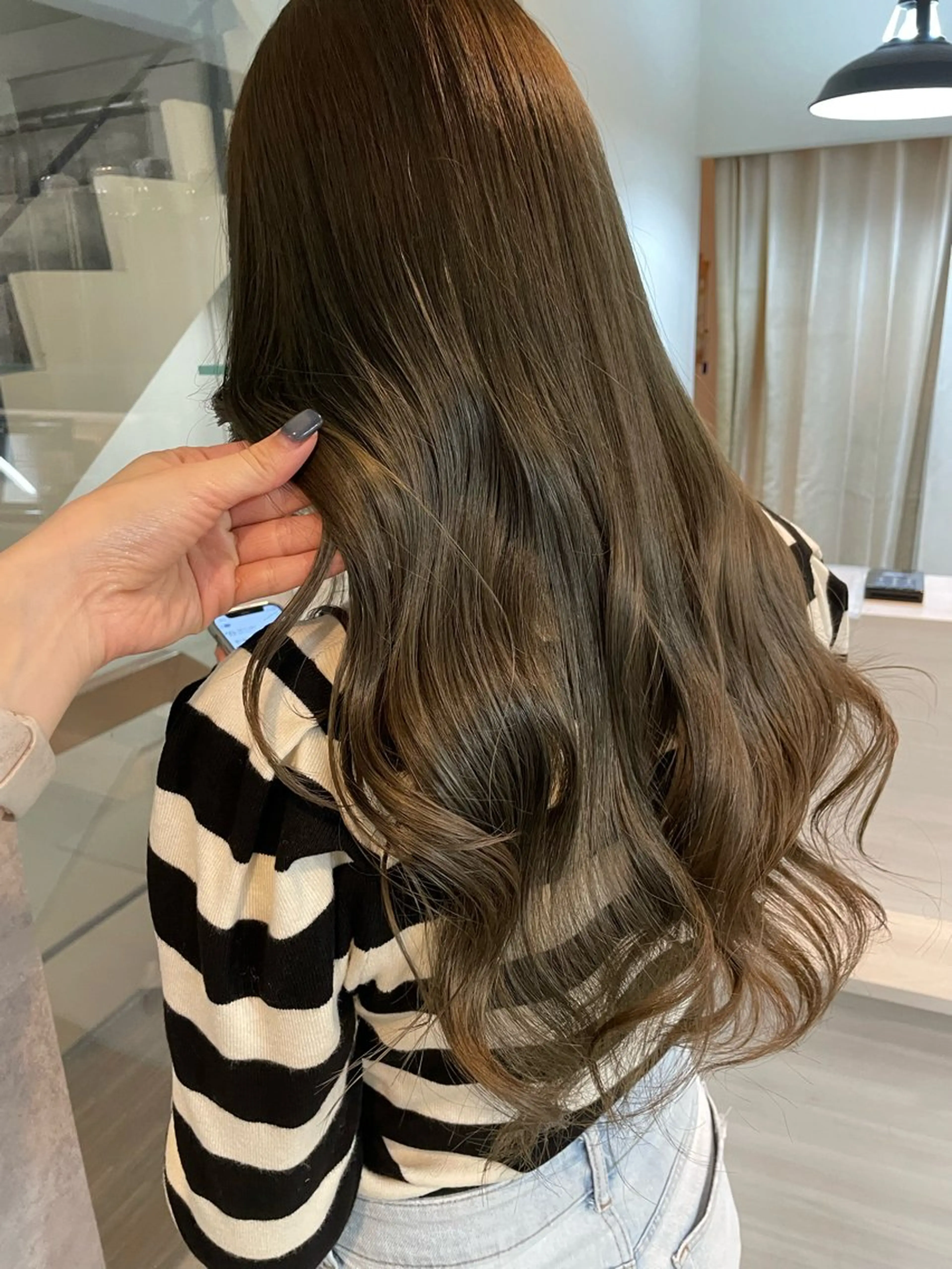 ロング カラー ベージュカラー オリーブベージュ 金城 二千夏のヘアスタイル