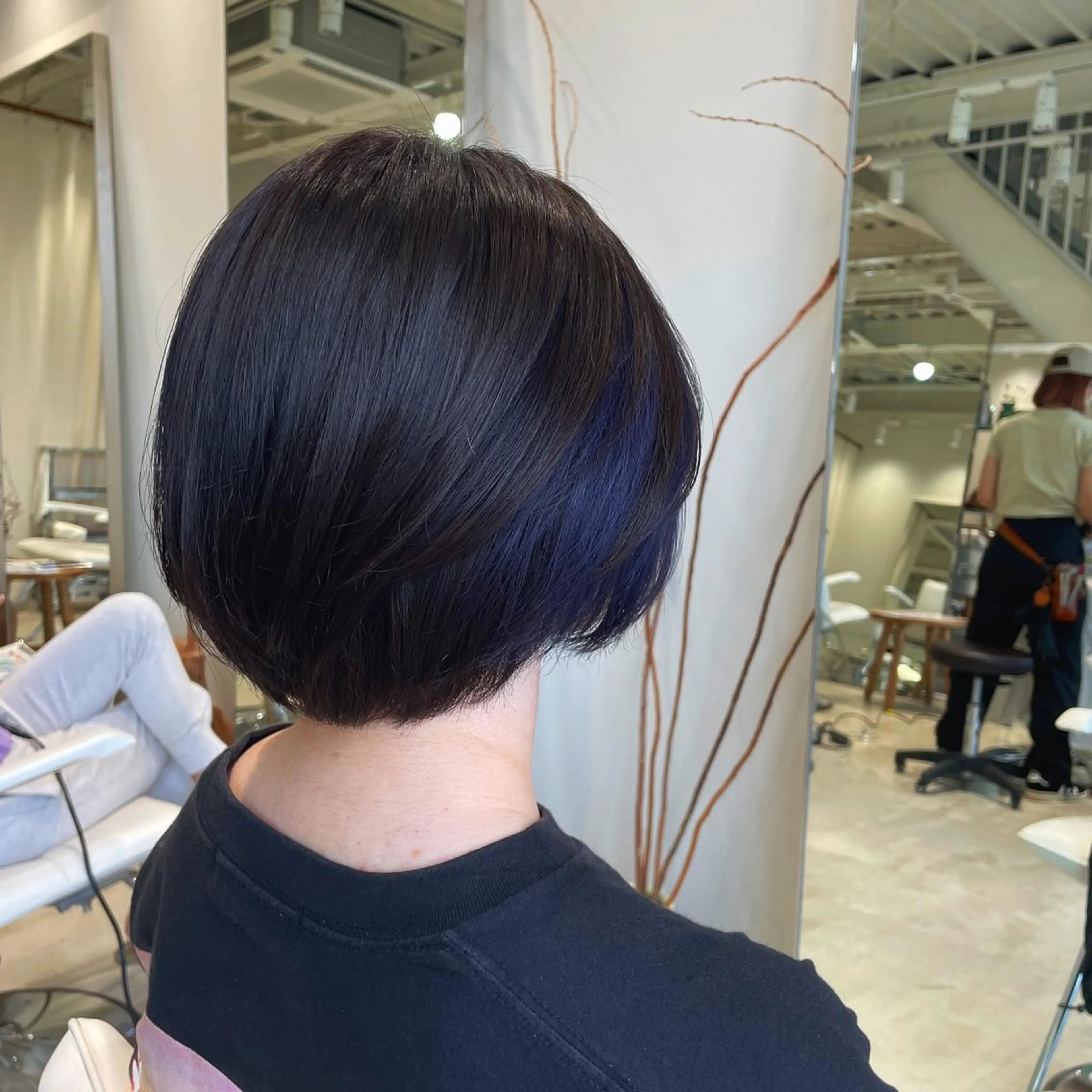 ショート カラー イヤリングカラー ショートヘア 峯崎 葵のヘアスタイル