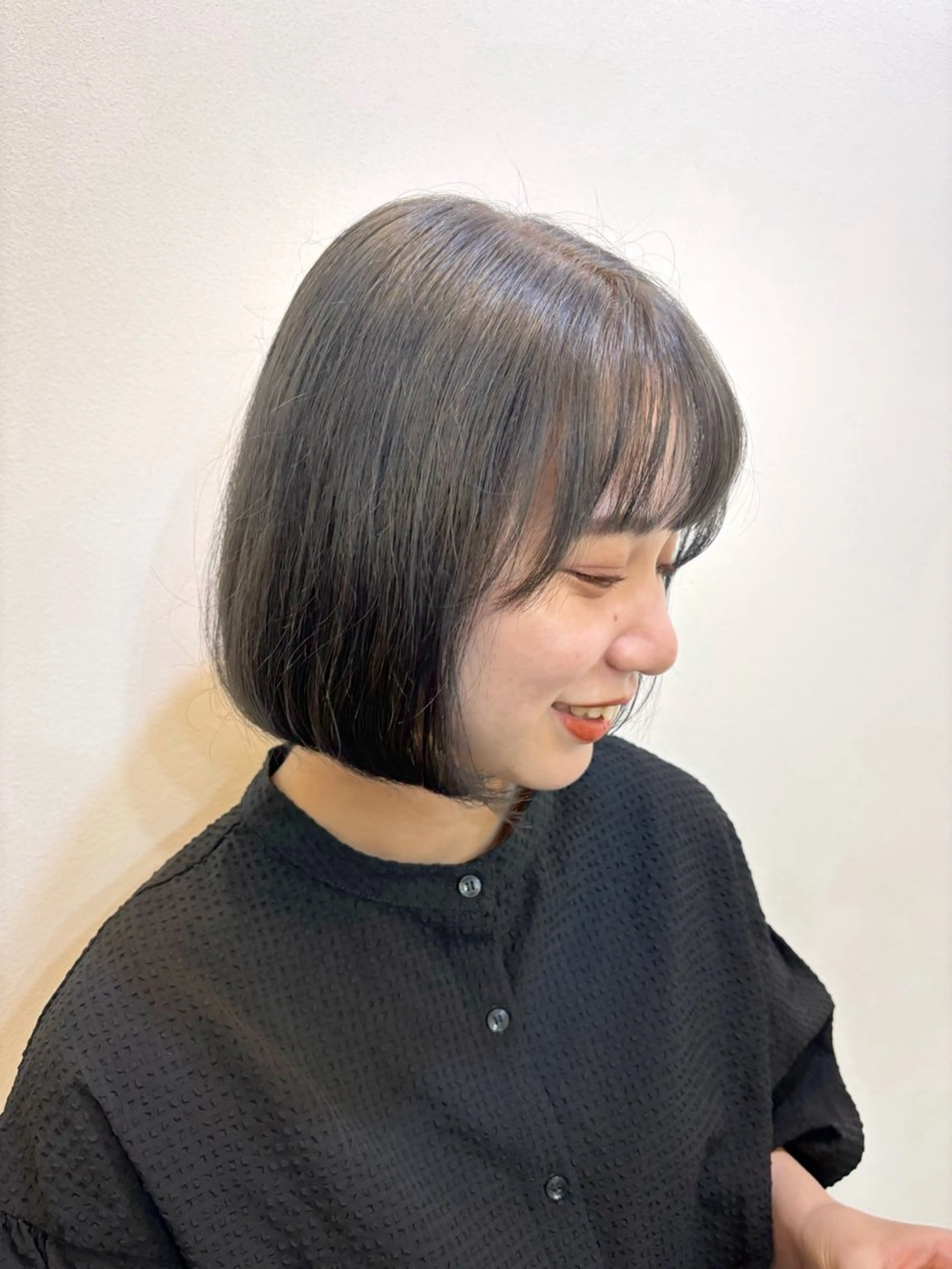 ミディアム シオン/艶髪/ グレージュカラーのヘアスタイル