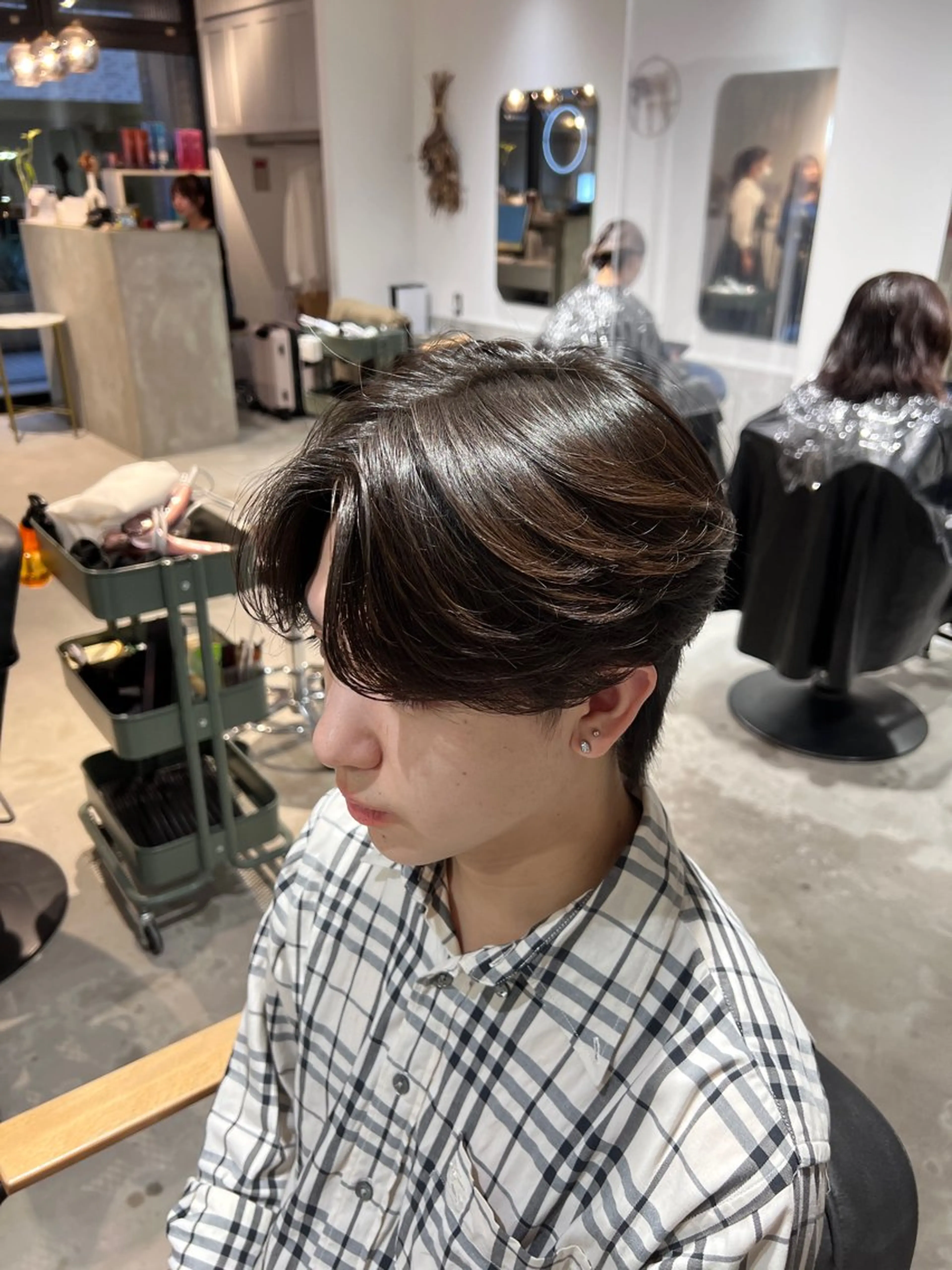 ミディアム パーマ メンズ ミディアムパーマ センターパート メンズ韓国風 メンズパーマ 韓国風ヘア カット パーマ メンズカットパーマ ✂️ JOYAのヘアスタイル