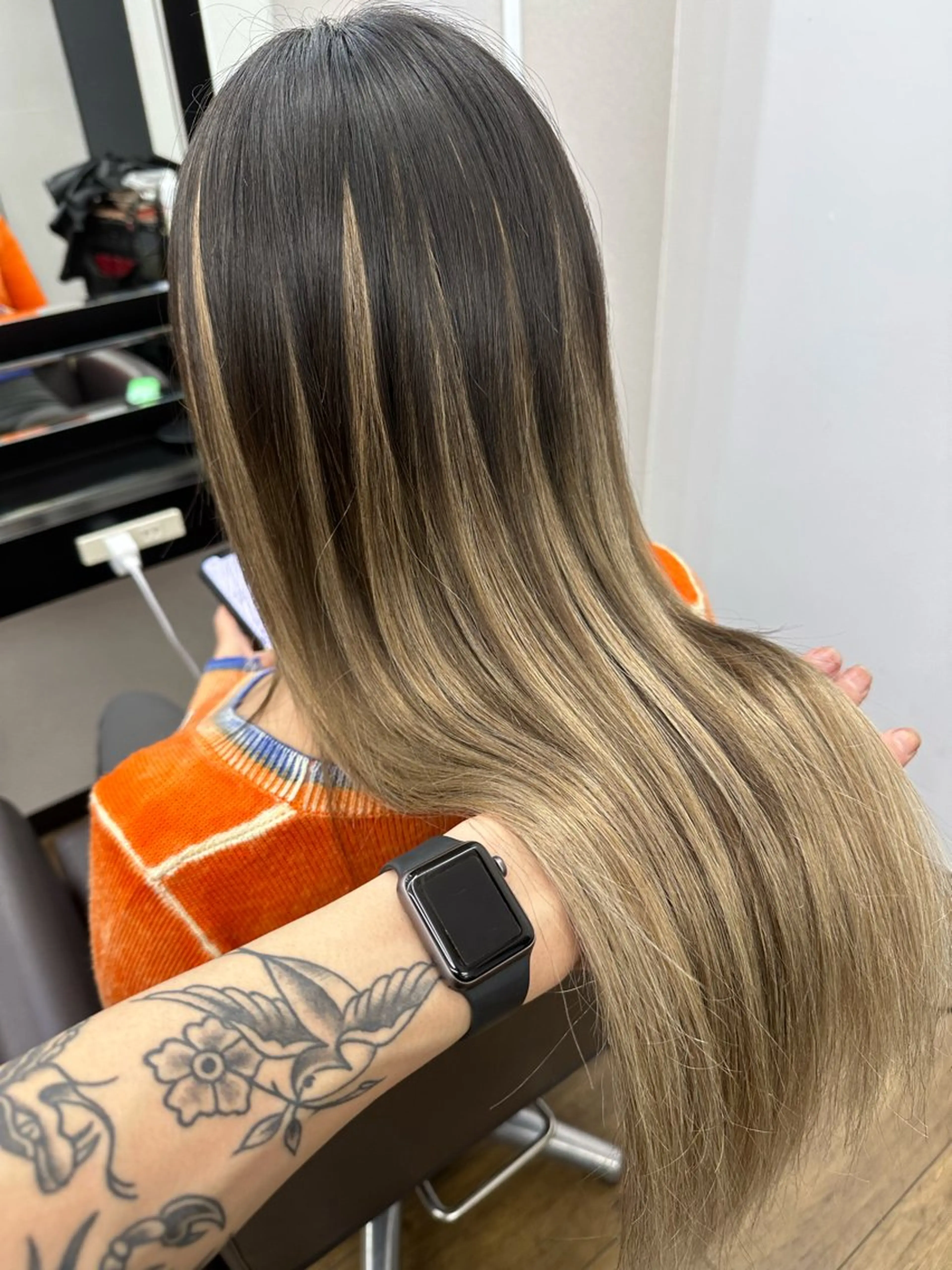 ロング シールエクステ エクステ レイヤーカット 奥本 侑 ハイトーン、髪質改善のヘアスタイル