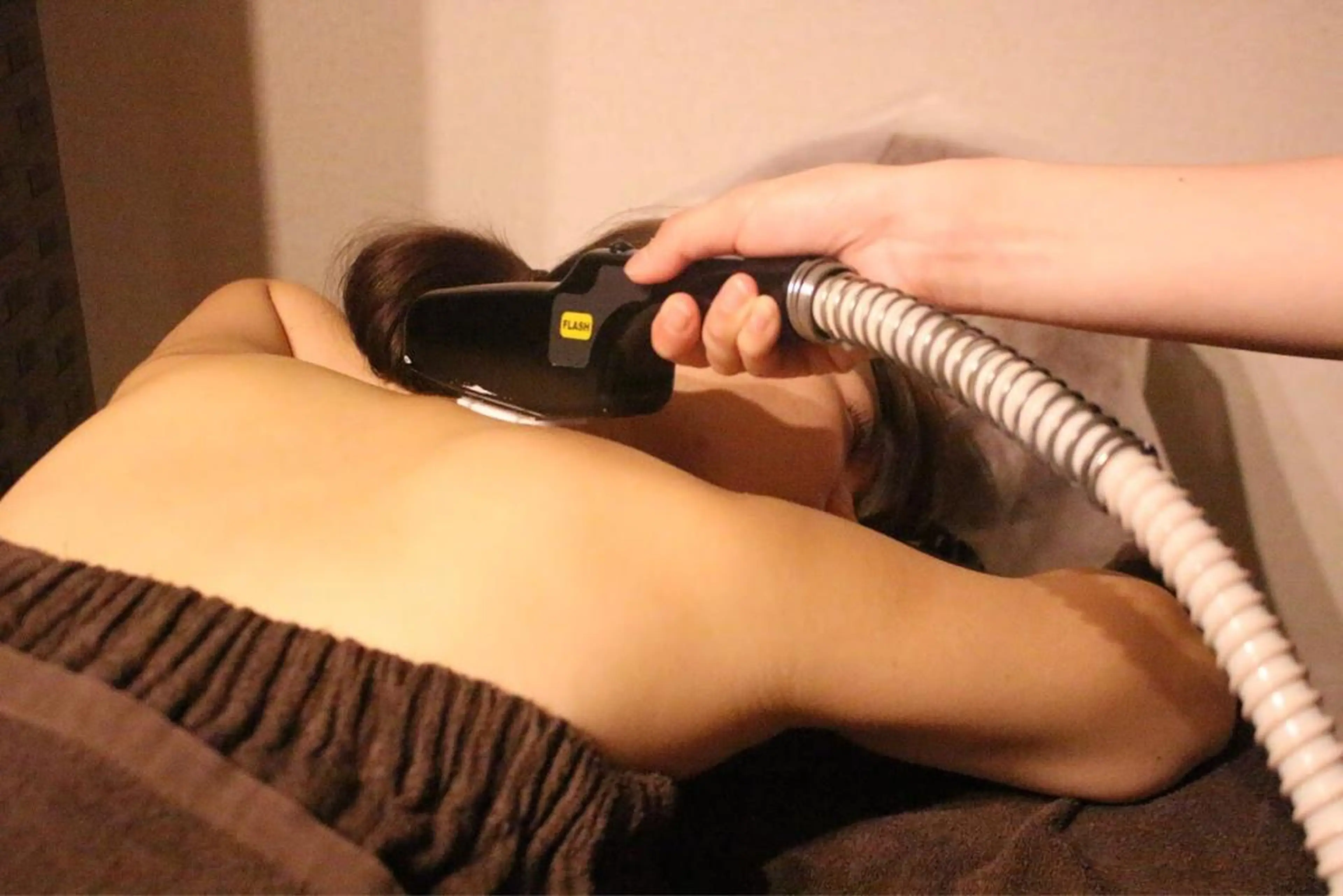 うなじ・背中シェービング＆脱毛(※全身脱毛等の割引チケットを配布中)ミニモ学割以外の方もご利用可能ですの写真