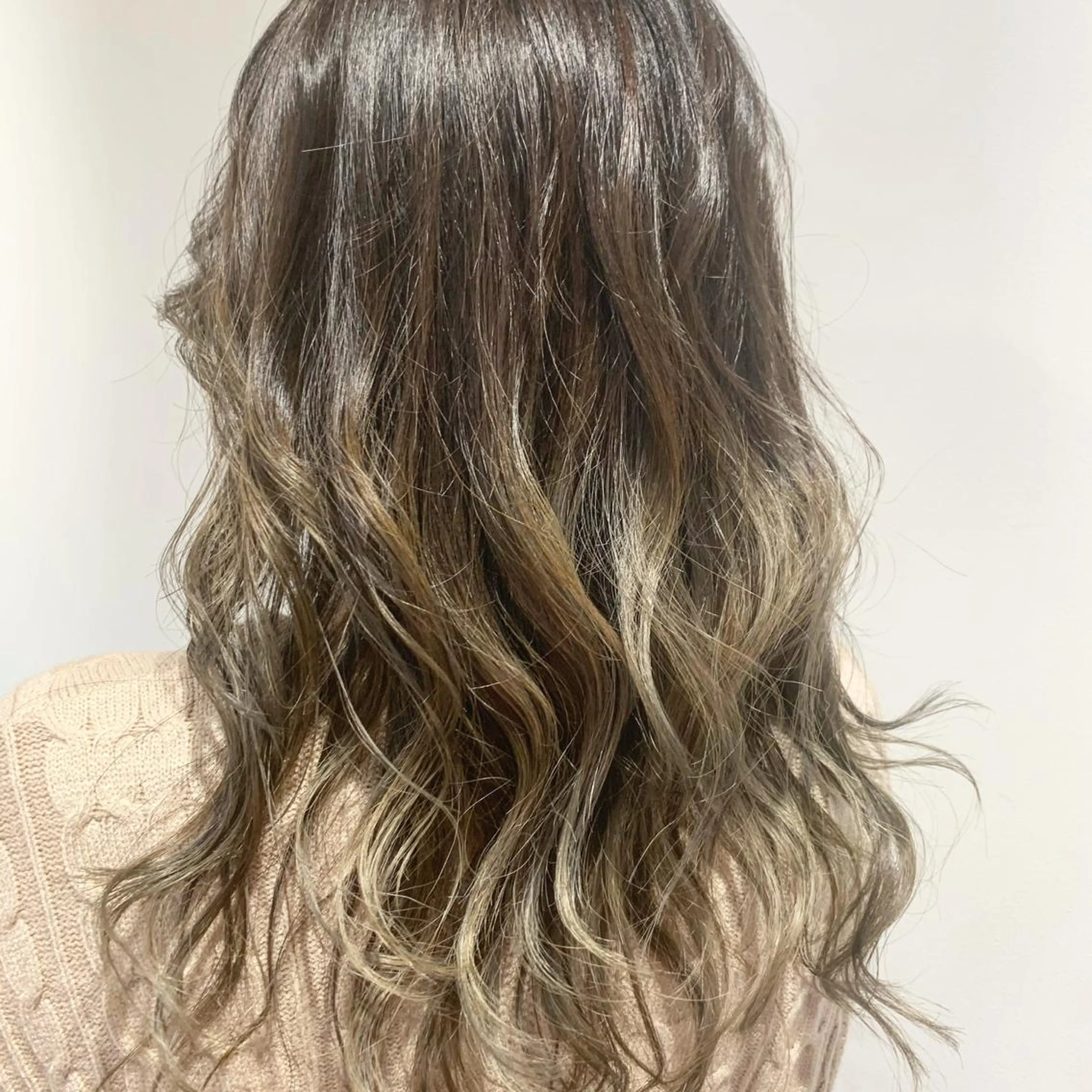 ロング カラー ヘアアレンジ バレイヤージュ シルバー レイヤーカット メンズパーマの達人 🌟川内絵人のヘアスタイル