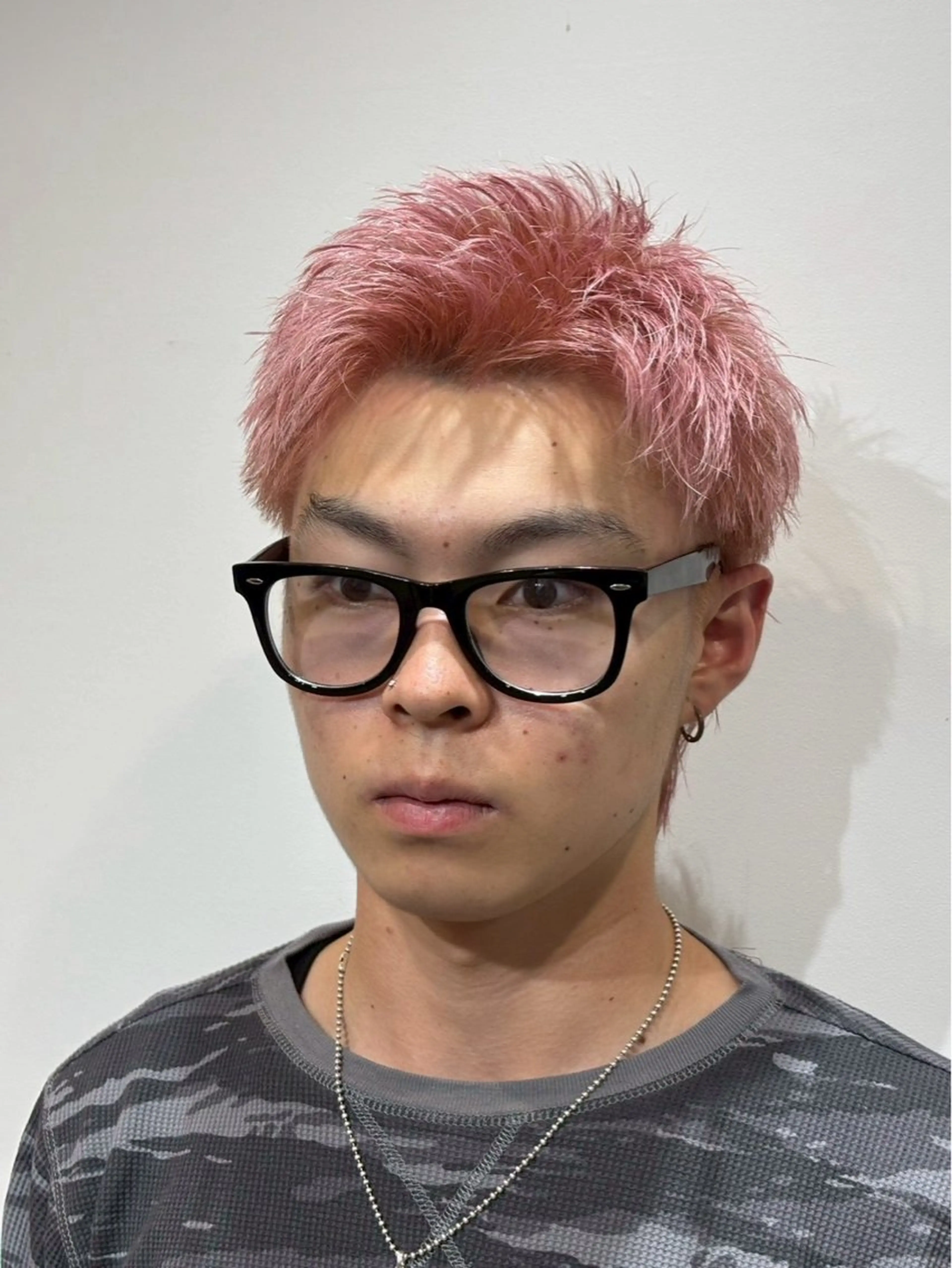 ショート カラー メンズ アップバング ピンクカラー 青木 真裟斗のヘアスタイル