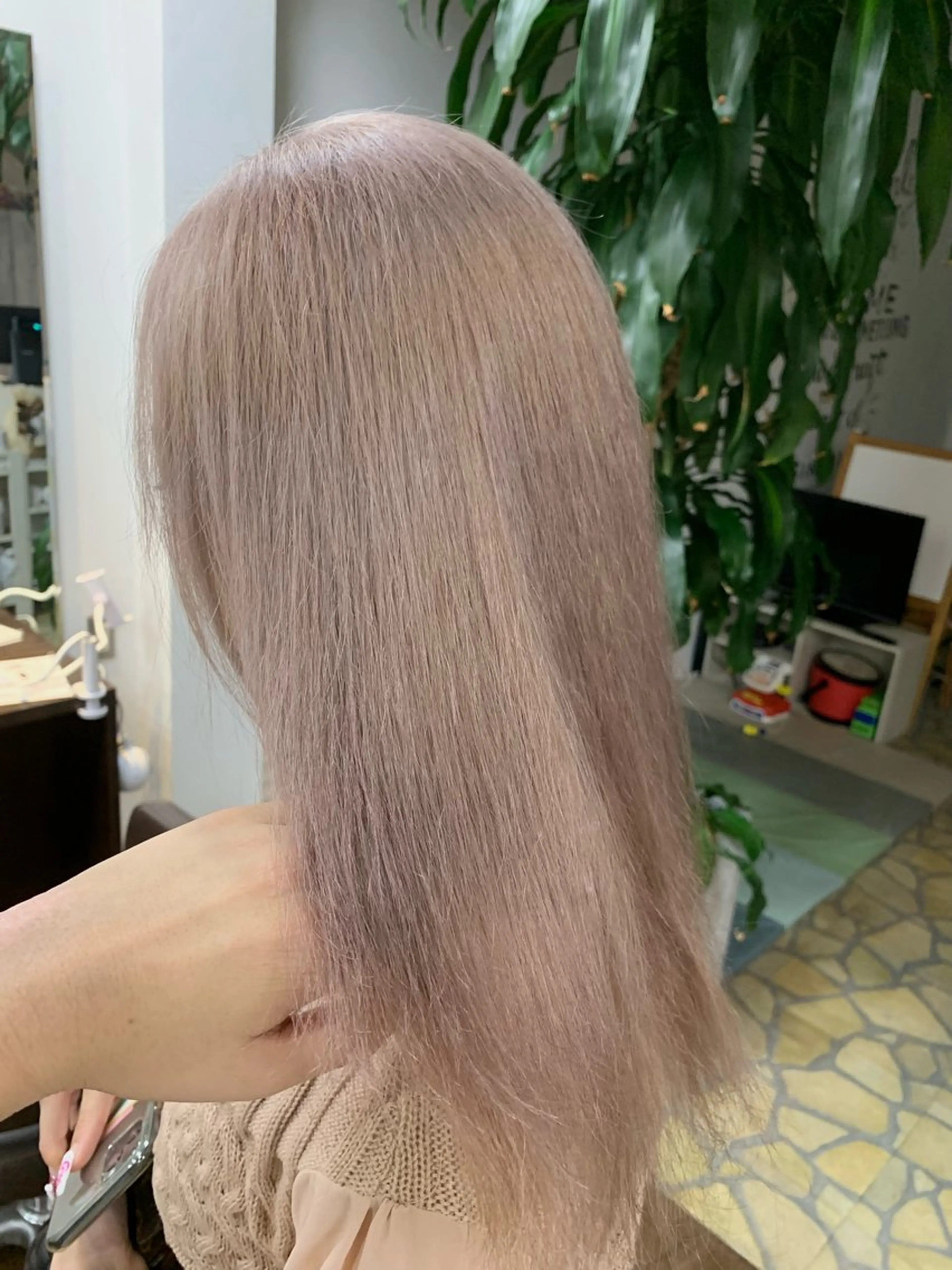 ミディアム カラー ベージュカラー ハイトーンカラー ミルクティーベージュ ホワイトベージュ ヘアカラー トリートメント 小笠原 菜緒のヘアスタイル