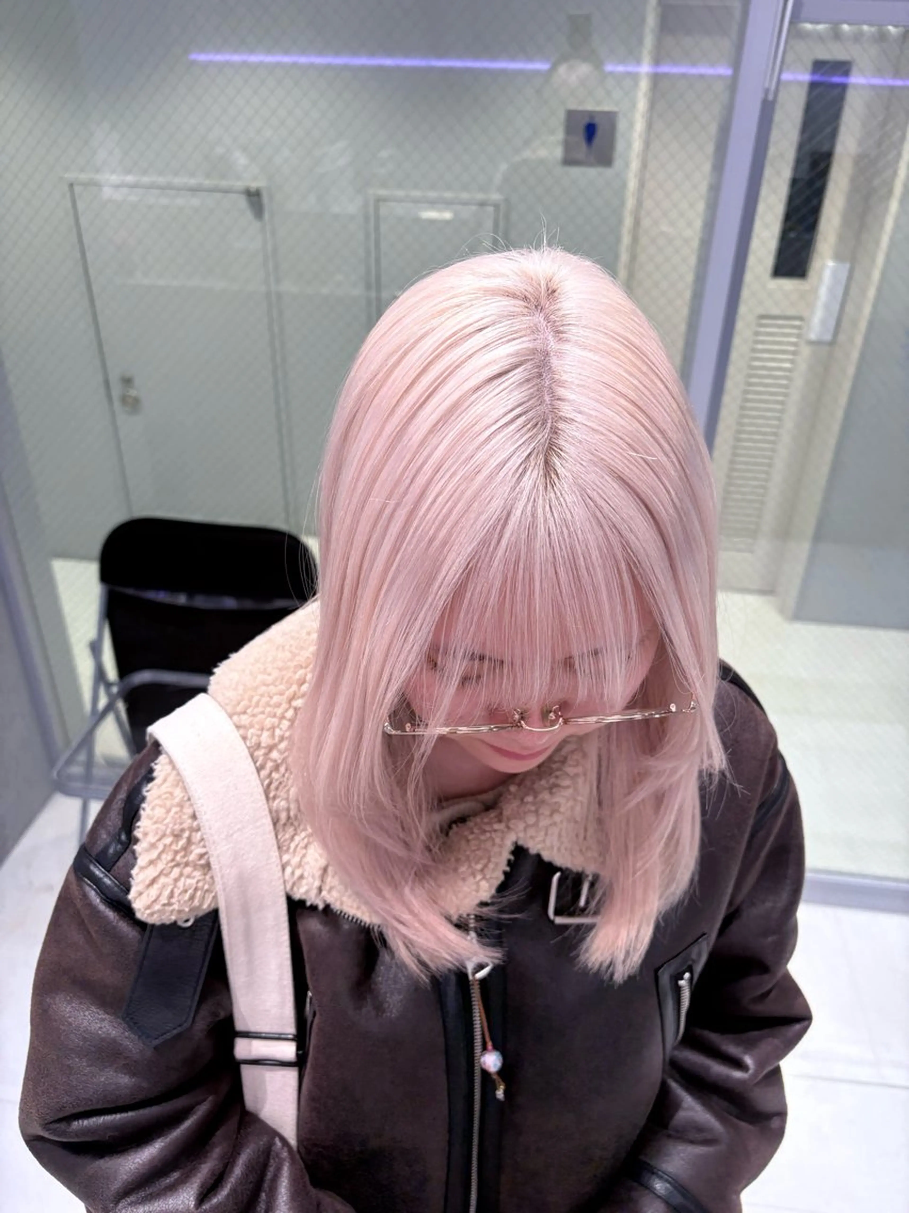 ミディアム カラー ブロンド ホワイトブロンド カット ヘアカラー トリートメント 菜々🫧新宿 透明感ケアブリーチのヘアスタイル