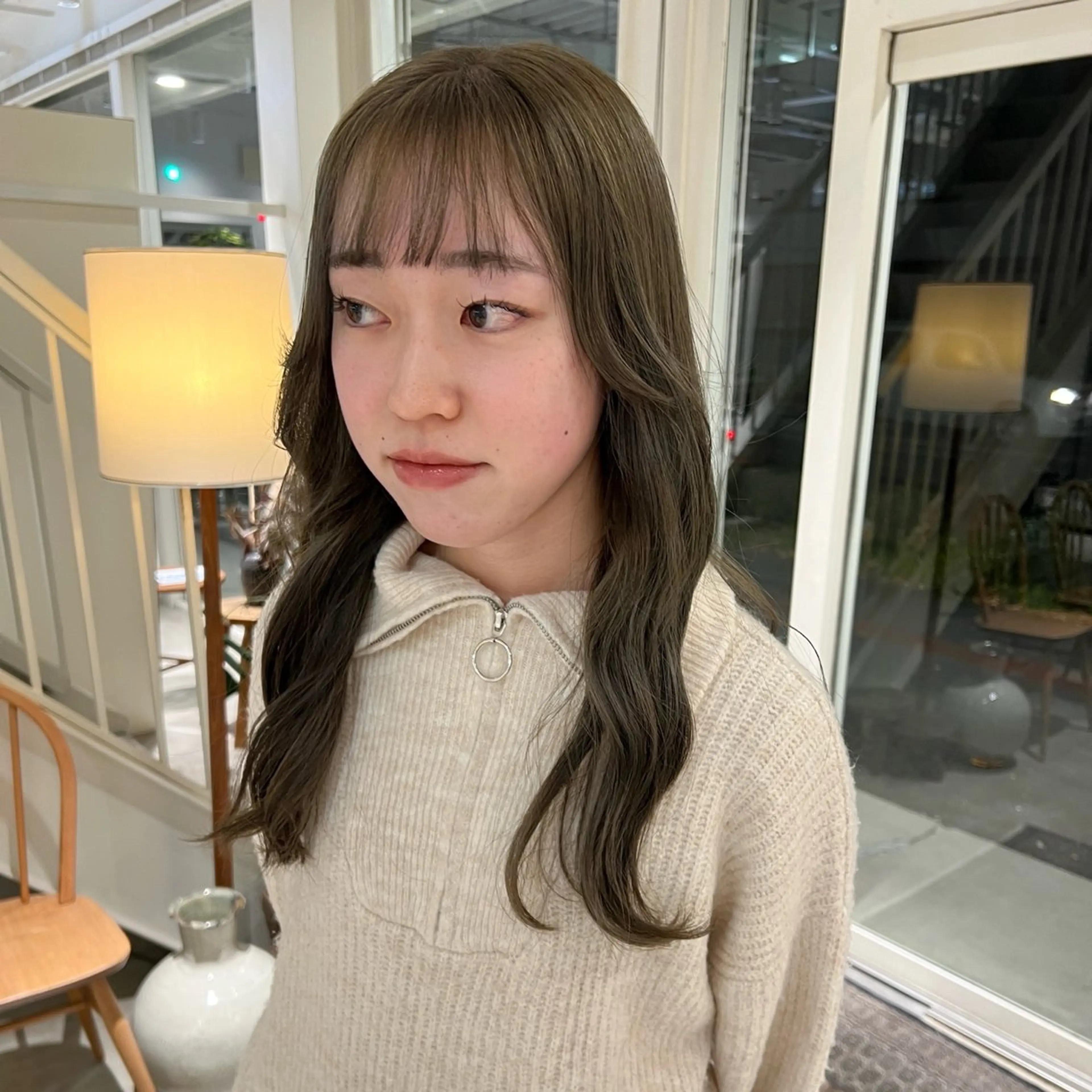 ロング カラー ブリーチ 透明感カラー グレージュ オリーブグレージュ オリーブグレー ヘアカラー 周東 芽依のヘアスタイル