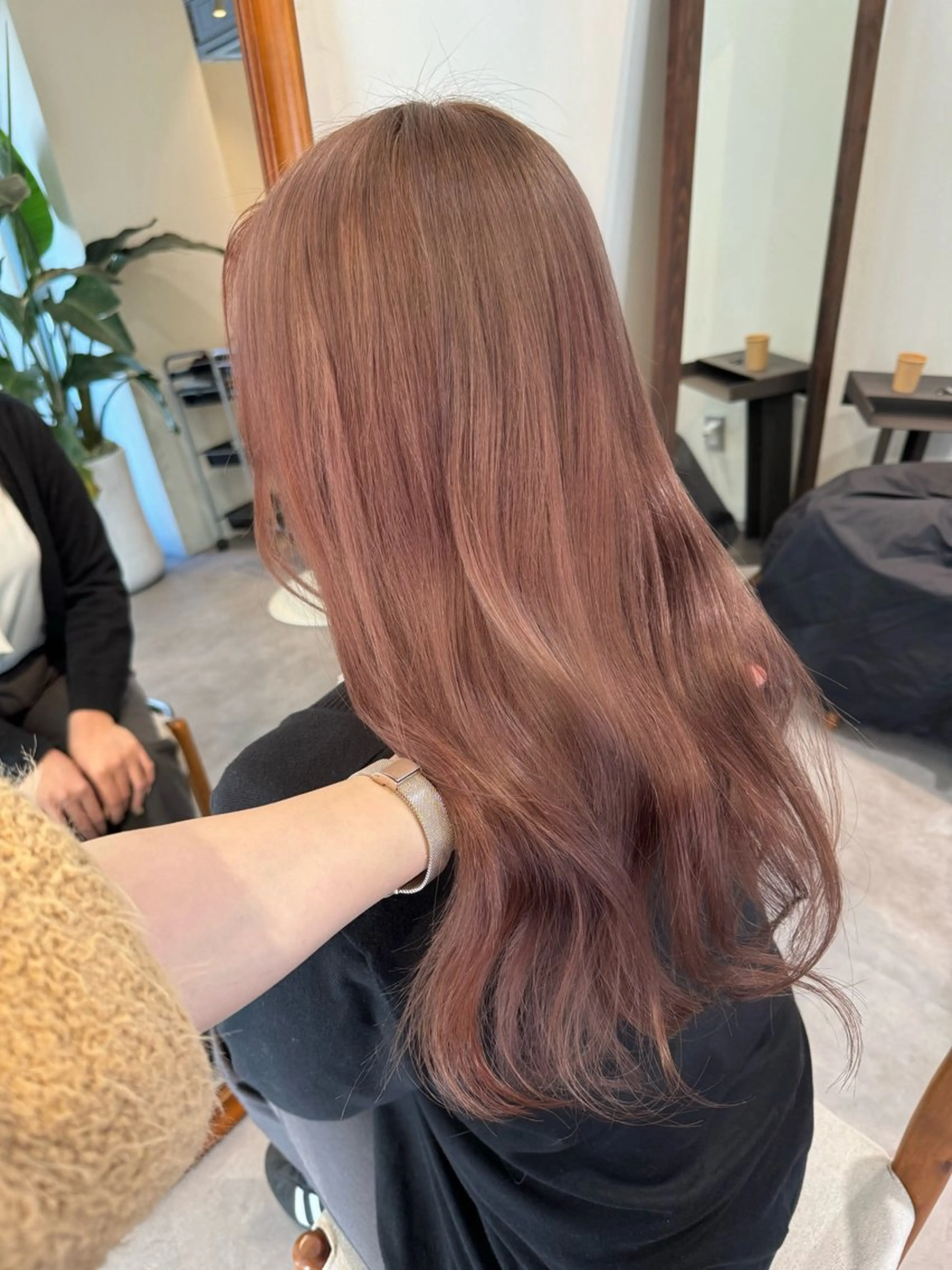 ロング カラー ベージュカラー ブリーチ ピンクカラー ピンクベージュ roka所属・ayaka♡ 柔らかカラーのヘアスタイル