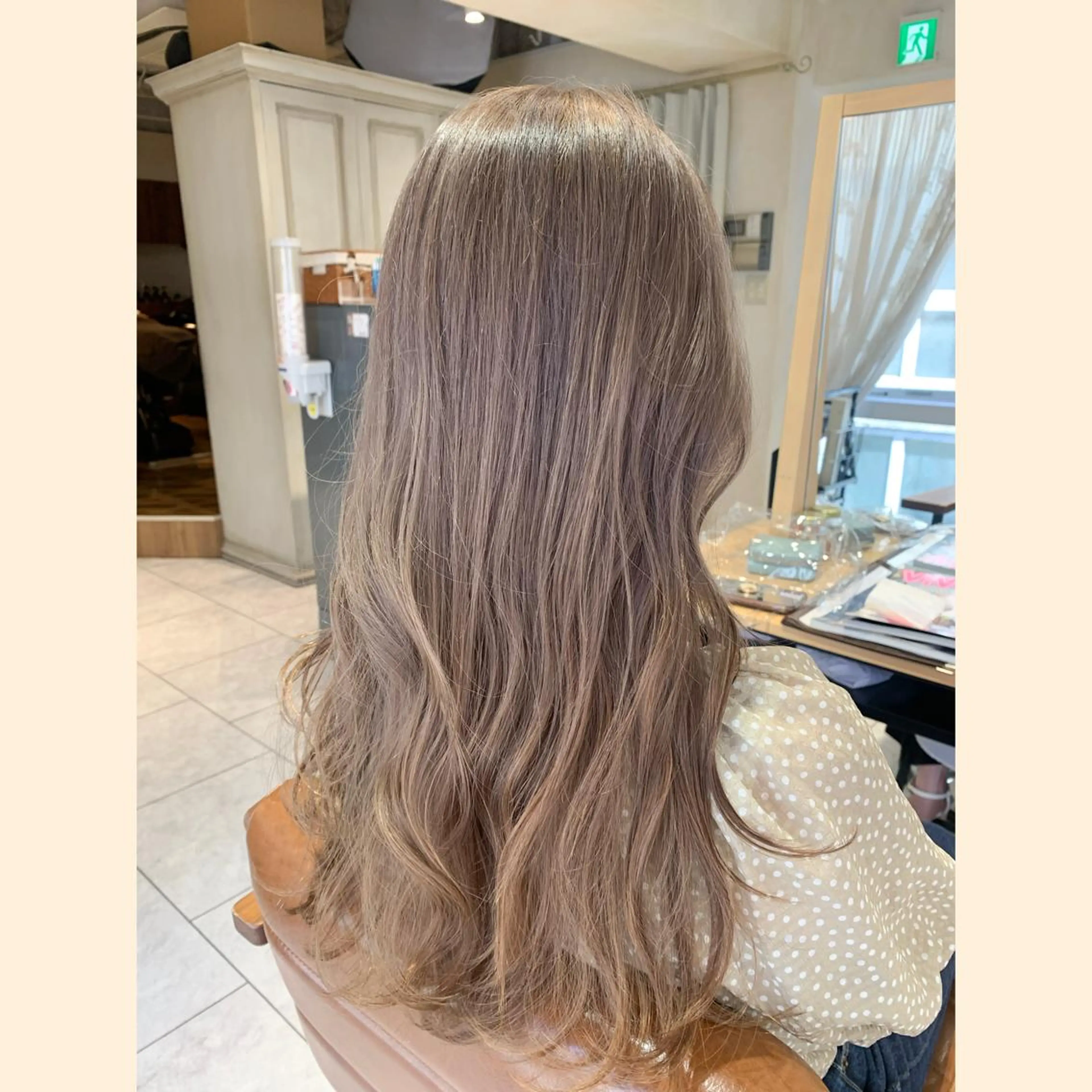 ロング カラー ベージュカラー ブリーチ イルミナカラー ミルクティーベージュ 浅沼 久瑠美のヘアスタイル